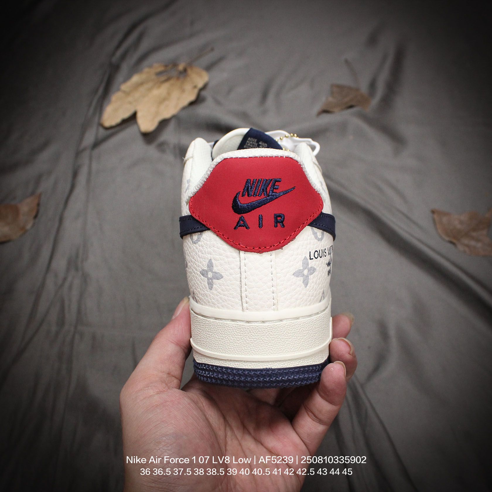 Nike/耐克 男女鞋真标半码制,原楦开发版型,采用硬质牛剖革组合猪巴革鞋面材质,外置厚实耐磨橡胶大底❗创意定制配色,法国顶级高奢品牌·路易威登Louis Vuitton x Nike Air Force 1 07 LV8 Low"Gloomy Bear/LV Monogram"空军一号经典百搭休闲运动板鞋“ AF5239 类型:男女鞋 编码:250810335.902