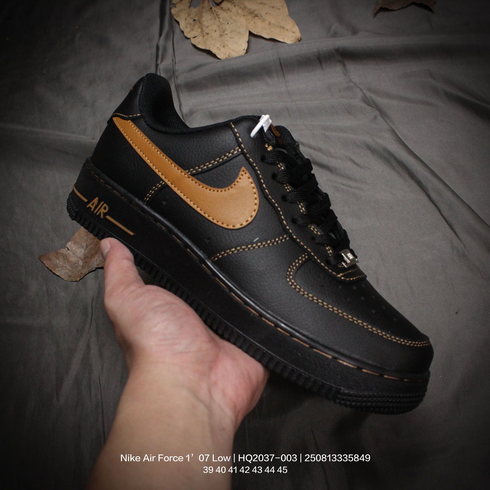 💰120
Nike/耐克 男女鞋真标半码制,原楦原纸版数据开发版型,采用硬质牛剖皮革鞋面材质,内置全掌Air Sole气垫❗官方新色,耐克Nike Air Force 1’07 Low"Black Tan"空军一号经典低帮百搭休闲运动板鞋“黑棕褐色 HQ2037-003
类型:男鞋
码数:39 40 41 42 43 44 45
编码:250813335.849