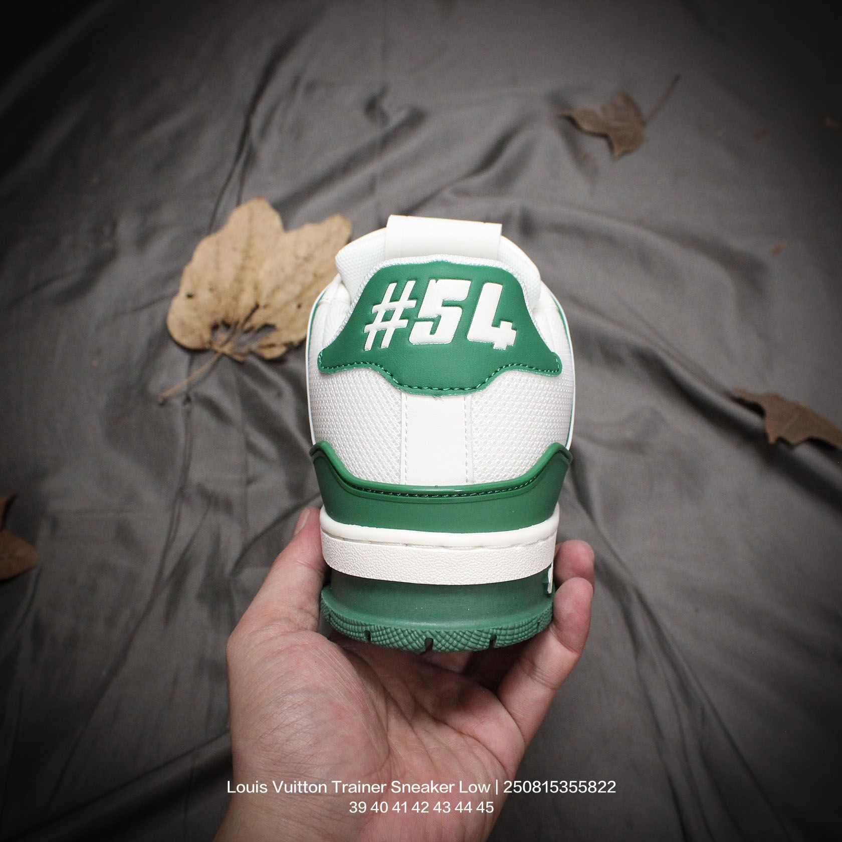 💰140
Louis Vuitton/路易威登 男鞋,采用荔枝纹纤维革组合粒面牛剖革鞋面材质,鞋垫嵌入软脚感EVA物料,外置TPR光泽隔色鞋底❗法国巴黎百年奢侈品牌LV路易威登Louis Vuitton Trainer Sneaker Low 运动系列低帮复古百搭休闲运动文化篮球板鞋
类型:男鞋
码数:39 40 41 42 43 44 45
编码:250815355.822