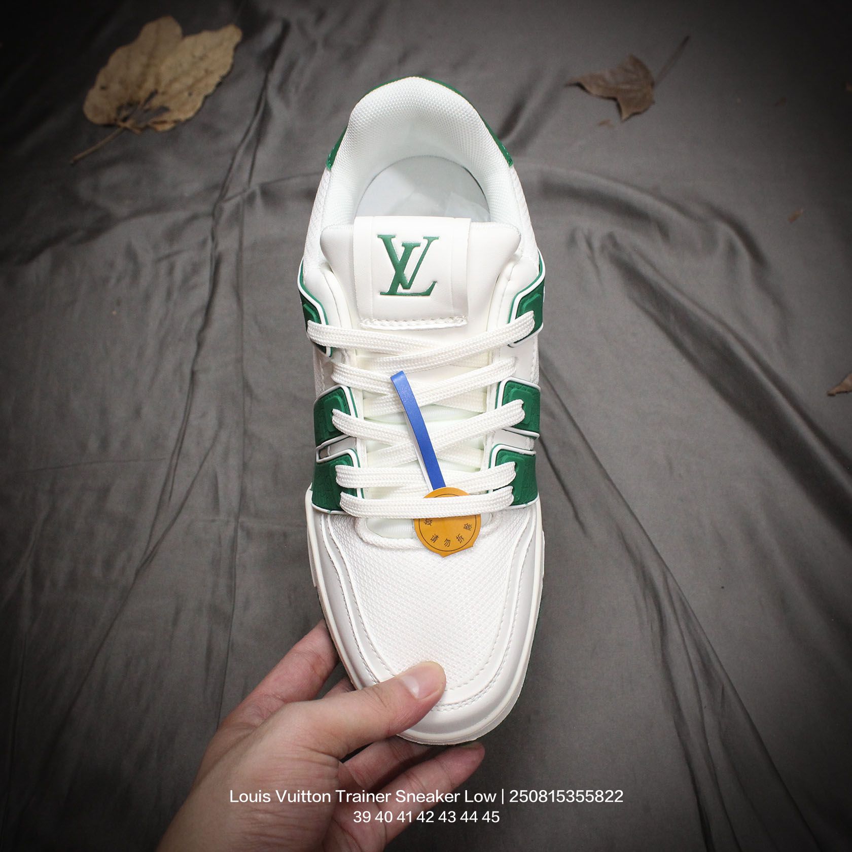 💰140
Louis Vuitton/路易威登 男鞋,采用荔枝纹纤维革组合粒面牛剖革鞋面材质,鞋垫嵌入软脚感EVA物料,外置TPR光泽隔色鞋底❗法国巴黎百年奢侈品牌LV路易威登Louis Vuitton Trainer Sneaker Low 运动系列低帮复古百搭休闲运动文化篮球板鞋
类型:男鞋
码数:39 40 41 42 43 44 45
编码:250815355.822