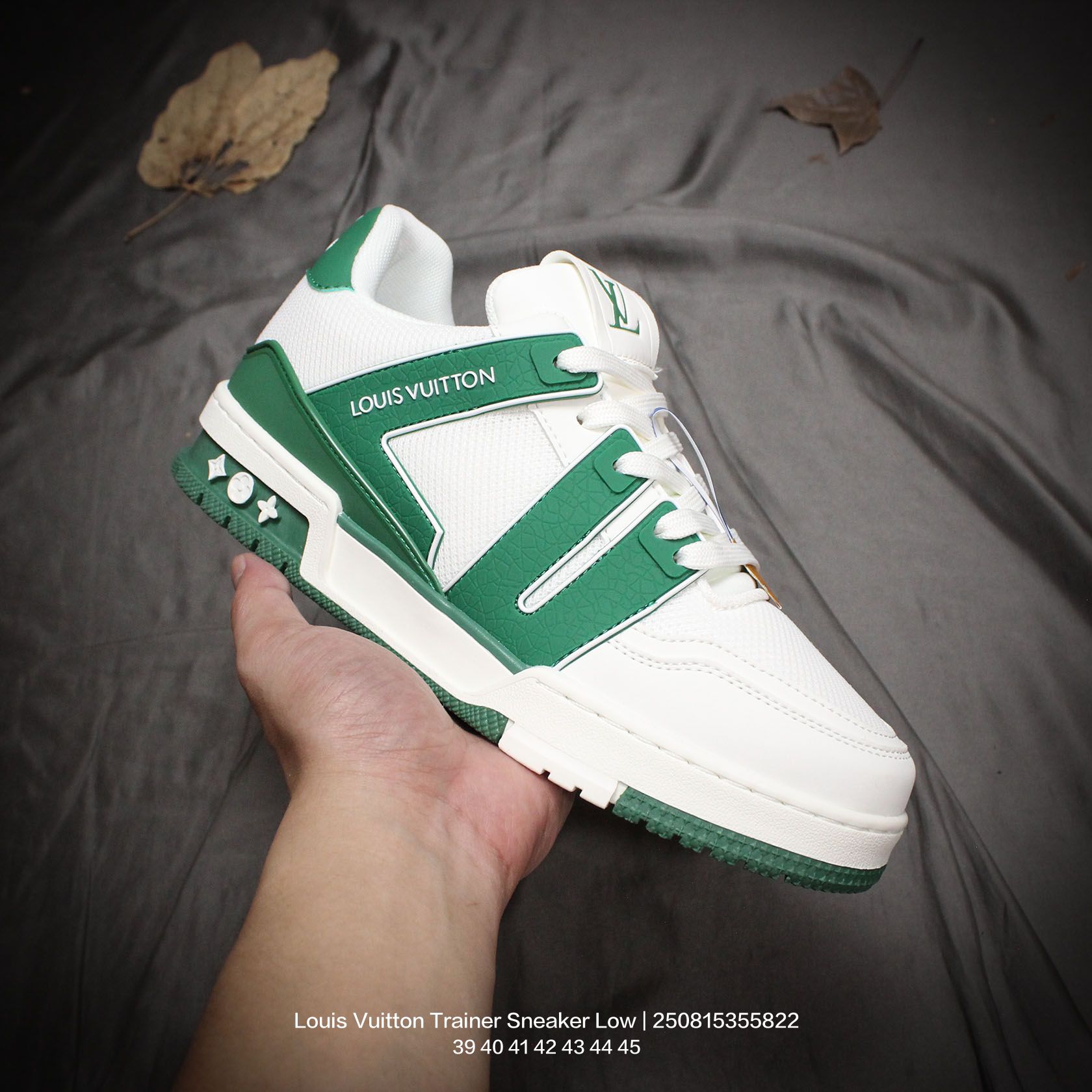 💰140
Louis Vuitton/路易威登 男鞋,采用荔枝纹纤维革组合粒面牛剖革鞋面材质,鞋垫嵌入软脚感EVA物料,外置TPR光泽隔色鞋底❗法国巴黎百年奢侈品牌LV路易威登Louis Vuitton Trainer Sneaker Low 运动系列低帮复古百搭休闲运动文化篮球板鞋
类型:男鞋
码数:39 40 41 42 43 44 45
编码:250815355.822