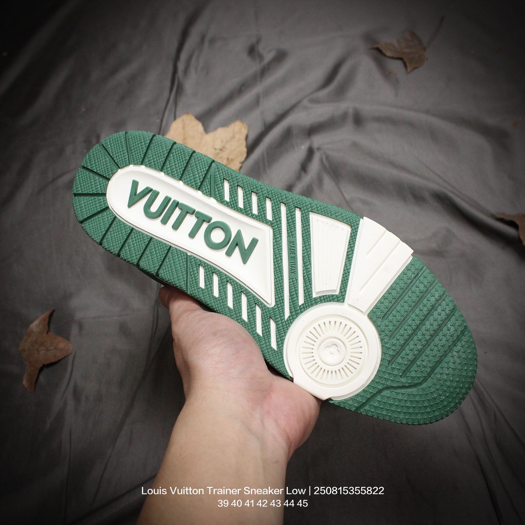 💰140
Louis Vuitton/路易威登 男鞋,采用荔枝纹纤维革组合粒面牛剖革鞋面材质,鞋垫嵌入软脚感EVA物料,外置TPR光泽隔色鞋底❗法国巴黎百年奢侈品牌LV路易威登Louis Vuitton Trainer Sneaker Low 运动系列低帮复古百搭休闲运动文化篮球板鞋
类型:男鞋
码数:39 40 41 42 43 44 45
编码:250815355.822