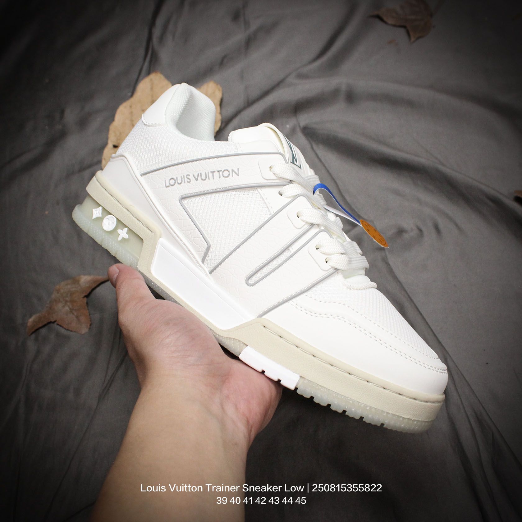 💰140
Louis Vuitton/路易威登 男鞋,采用荔枝纹纤维革组合粒面牛剖革鞋面材质,鞋垫嵌入软脚感EVA物料,外置TPR光泽隔色鞋底❗法国巴黎百年奢侈品牌LV路易威登Louis Vuitton Trainer Sneaker Low 运动系列低帮复古百搭休闲运动文化篮球板鞋
类型:男鞋
码数:39 40 41 42 43 44 45
编码:250815355.822