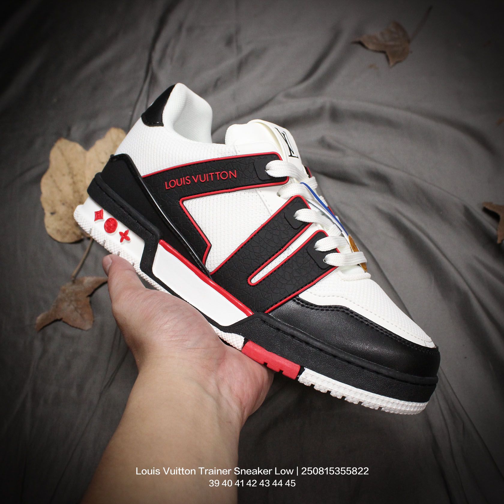 💰140
Louis Vuitton/路易威登 男鞋,采用荔枝纹纤维革组合粒面牛剖革鞋面材质,鞋垫嵌入软脚感EVA物料,外置TPR光泽隔色鞋底❗法国巴黎百年奢侈品牌LV路易威登Louis Vuitton Trainer Sneaker Low 运动系列低帮复古百搭休闲运动文化篮球板鞋
类型:男鞋
码数:39 40 41 42 43 44 45
编码:250815355.822