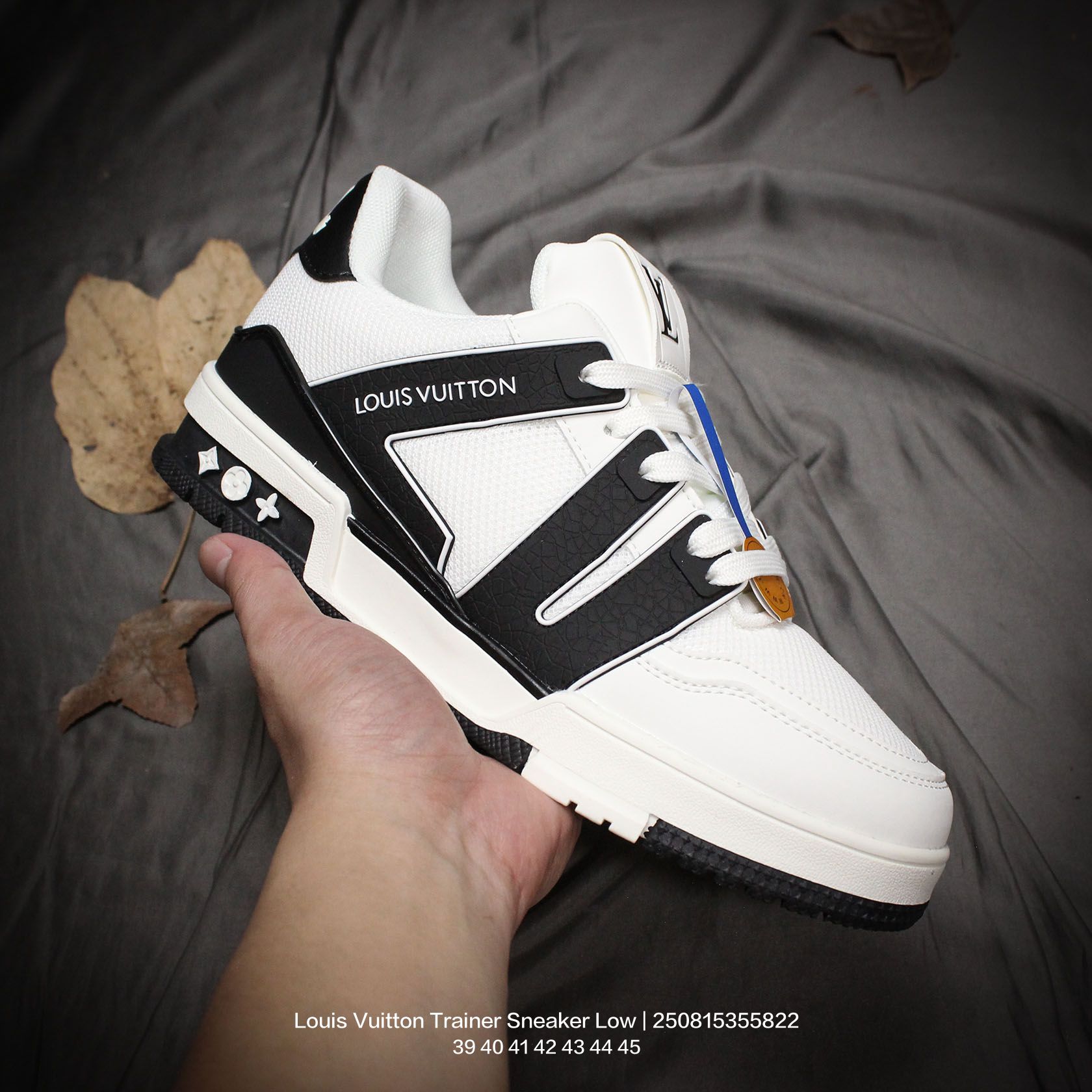 💰140
Louis Vuitton/路易威登 男鞋,采用荔枝纹纤维革组合粒面牛剖革鞋面材质,鞋垫嵌入软脚感EVA物料,外置TPR光泽隔色鞋底❗法国巴黎百年奢侈品牌LV路易威登Louis Vuitton Trainer Sneaker Low 运动系列低帮复古百搭休闲运动文化篮球板鞋
类型:男鞋
码数:39 40 41 42 43 44 45
编码:250815355.822