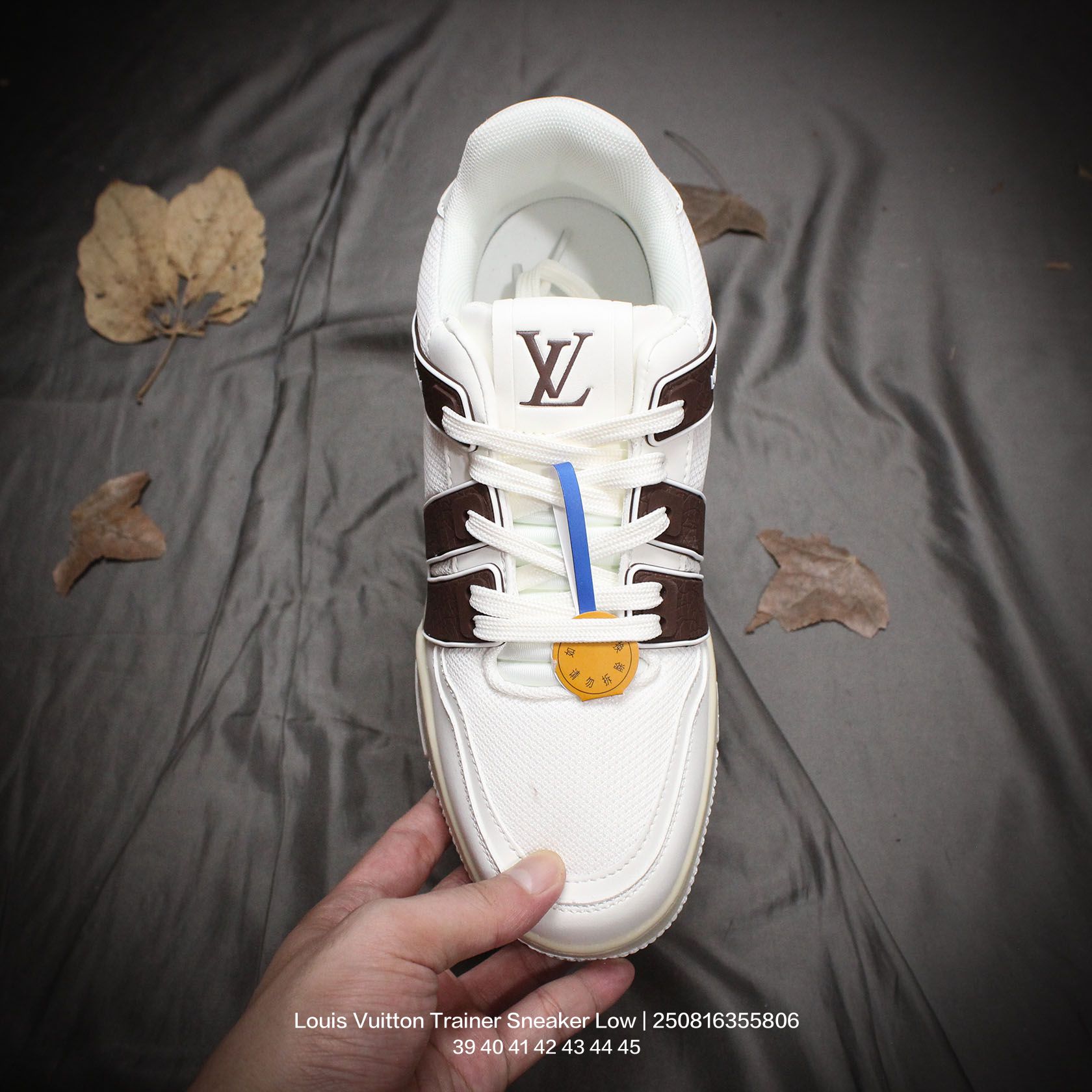 💰140
Louis Vuitton/路易威登 男鞋,升级原装楦型开发纸版,厚实抽屉礼品鞋盒及包装说明书防尘布袋物件,采用进口粒面头层皮鞋面材质,鞋垫嵌入软脚感EVA物料,后跟耐弯折滴塑支撑片,全新开发TPR光泽组合隔色鞋底❗法国巴黎百年奢侈品牌LV路易威登Louis Vuitton Trainer Sneaker Low 运动系列低帮复古百搭休闲运动文化篮球板鞋“
类型:男鞋
码数:39 40 41 42 43 44 45
编码:250816355.806