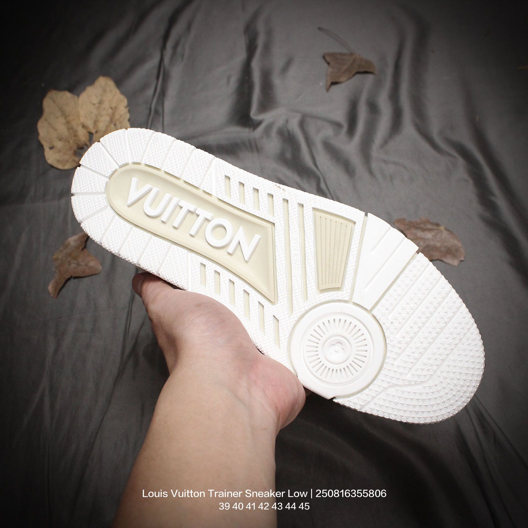 💰140
Louis Vuitton/路易威登 男鞋,升级原装楦型开发纸版,厚实抽屉礼品鞋盒及包装说明书防尘布袋物件,采用进口粒面头层皮鞋面材质,鞋垫嵌入软脚感EVA物料,后跟耐弯折滴塑支撑片,全新开发TPR光泽组合隔色鞋底❗法国巴黎百年奢侈品牌LV路易威登Louis Vuitton Trainer Sneaker Low 运动系列低帮复古百搭休闲运动文化篮球板鞋“
类型:男鞋
码数:39 40 41 42 43 44 45
编码:250816355.806