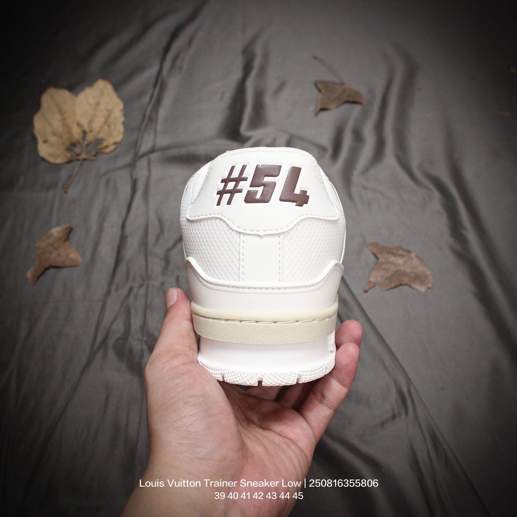 💰140
Louis Vuitton/路易威登 男鞋,升级原装楦型开发纸版,厚实抽屉礼品鞋盒及包装说明书防尘布袋物件,采用进口粒面头层皮鞋面材质,鞋垫嵌入软脚感EVA物料,后跟耐弯折滴塑支撑片,全新开发TPR光泽组合隔色鞋底❗法国巴黎百年奢侈品牌LV路易威登Louis Vuitton Trainer Sneaker Low 运动系列低帮复古百搭休闲运动文化篮球板鞋“
类型:男鞋
码数:39 40 41 42 43 44 45
编码:250816355.806