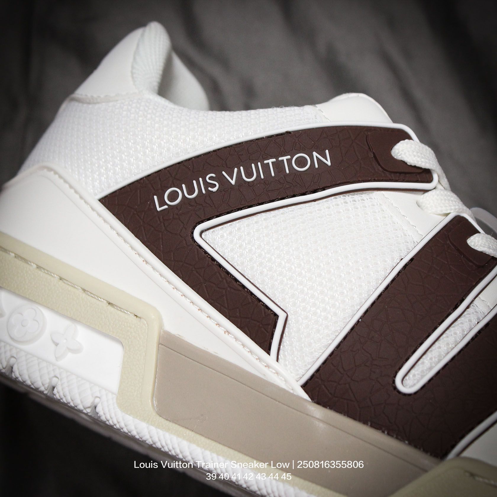 💰140
Louis Vuitton/路易威登 男鞋,升级原装楦型开发纸版,厚实抽屉礼品鞋盒及包装说明书防尘布袋物件,采用进口粒面头层皮鞋面材质,鞋垫嵌入软脚感EVA物料,后跟耐弯折滴塑支撑片,全新开发TPR光泽组合隔色鞋底❗法国巴黎百年奢侈品牌LV路易威登Louis Vuitton Trainer Sneaker Low 运动系列低帮复古百搭休闲运动文化篮球板鞋“
类型:男鞋
码数:39 40 41 42 43 44 45
编码:250816355.806