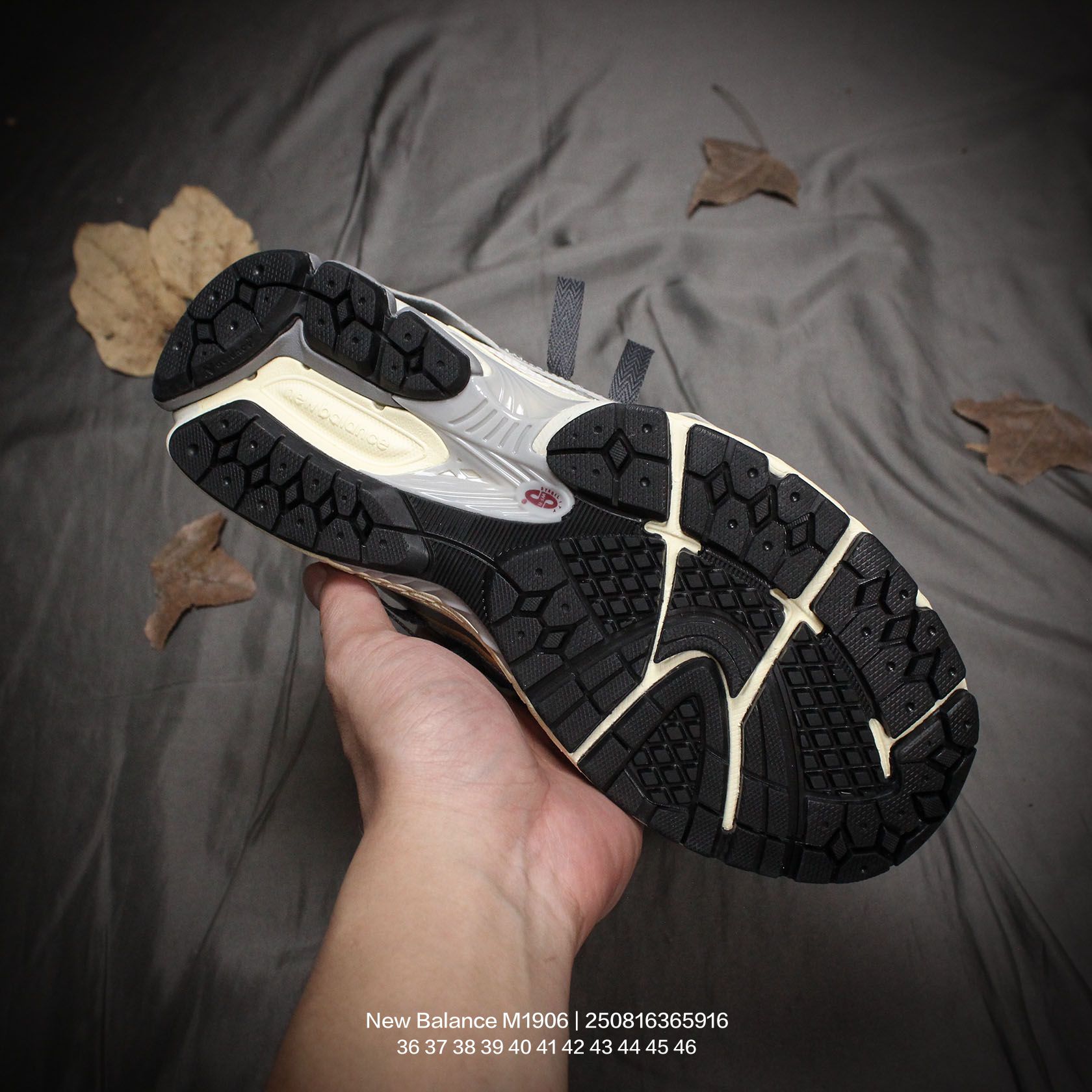 💰150
New Balance/新百伦 男女鞋真标半码制,升级原楦原纸版数据开发版型,采用粒面牛剖革拼接透气网眼衬垫织物鞋面材质,T-Beam大底提供足步弓支撑,保持步态稳定,后跟搭载外露缓震胶❗️解构主义,革新跑鞋经典!NB新百伦New Balance M1906"Protection Pack"系列低帮复古老爹风休闲运动慢跑鞋“解构银灰米白氧化黑飘带
类型:男女鞋
码数:36 37 38 39 40 41 42 43 44 45 46
编码:250816365.916