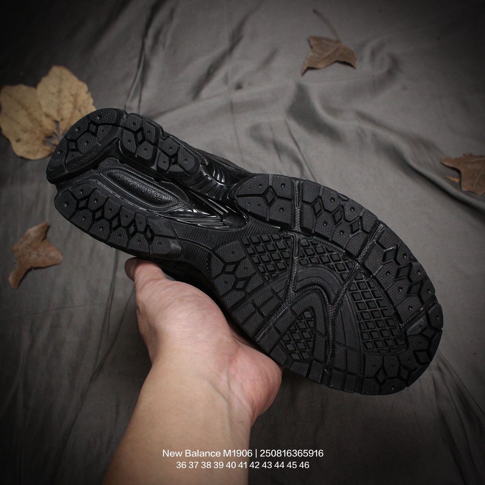 💰150
New Balance/新百伦 男女鞋真标半码制,升级原楦原纸版数据开发版型,采用粒面牛剖革拼接透气网眼衬垫织物鞋面材质,T-Beam大底提供足步弓支撑,保持步态稳定,后跟搭载外露缓震胶❗️解构主义,革新跑鞋经典!NB新百伦New Balance M1906"Protection Pack"系列低帮复古老爹风休闲运动慢跑鞋“解构银灰米白氧化黑飘带
类型:男女鞋
码数:36 37 38 39 40 41 42 43 44 45 46
编码:250816365.916