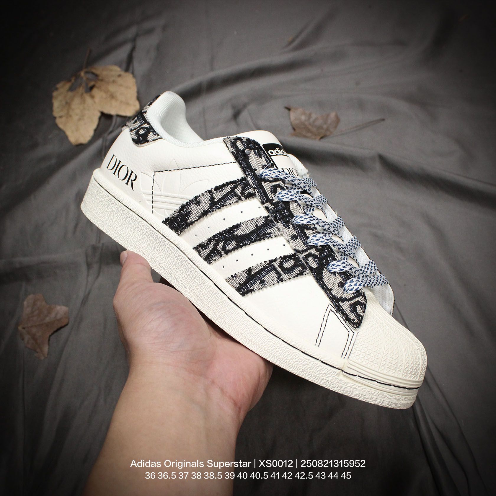 Adidas/阿迪达斯 男女鞋真标半码制,升级原楦原纸版开发,采用荔枝纹牛剖革鞋面材质,2020改良全包围鞋垫,正确2020版鞋底模具及扇贝头盖片❗定制联名高级街头休闲品牌MLB x Adidas Originals Superstar"NY"经典贝壳头系列低帮百搭休闲运动板鞋“联名米白蓝NY印花 XS0012 类型:男女鞋 编码:250821315.952