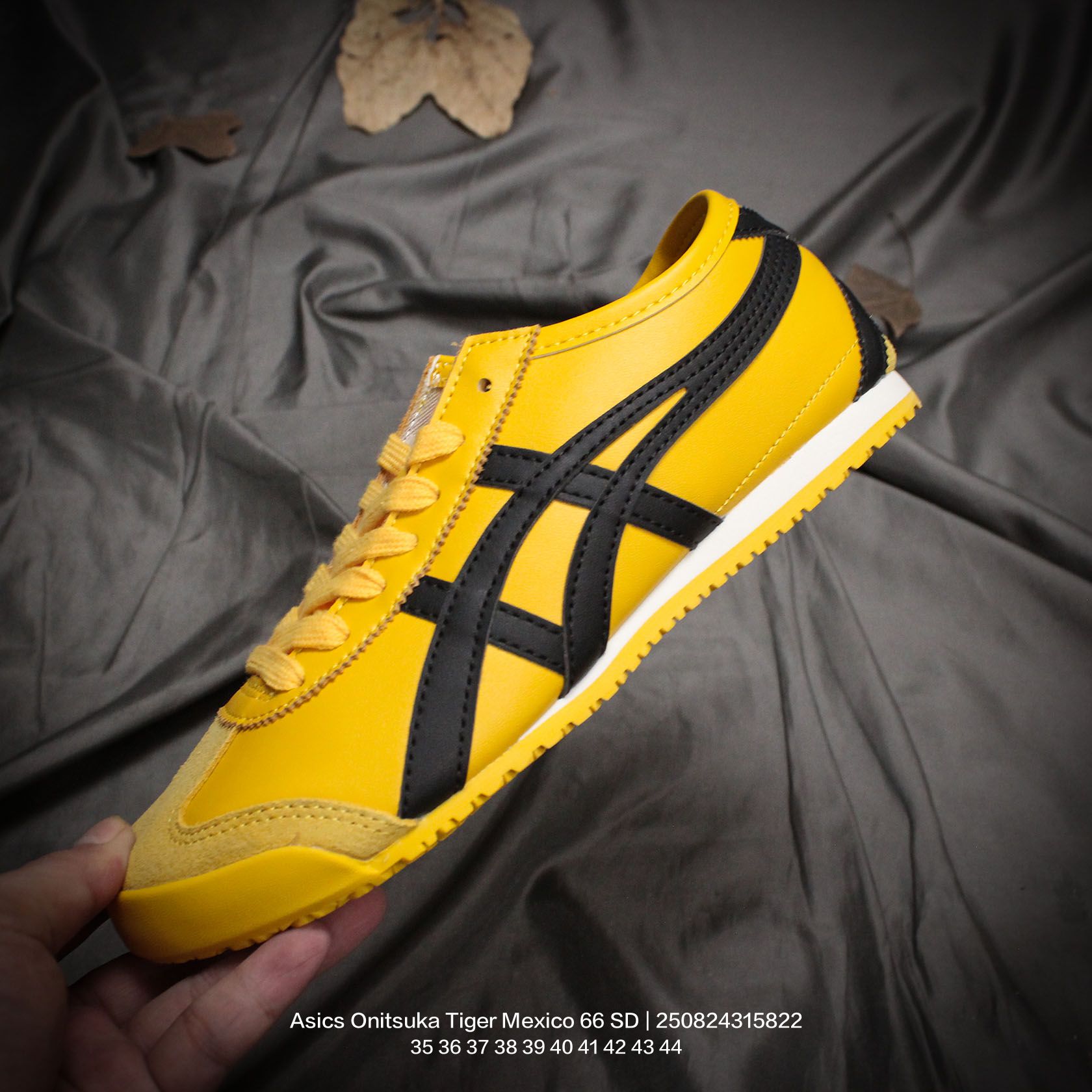 💰100
Asics/亚瑟士 原楦原纸版开发版型,采用棉麻编织帆布鞋面材质,内嵌OrthoLite(欧索莱)透气吸汗鞋垫贴,搭载定型中底纸板及钢印效果,外置环保切片组合轻质MD发泡防滑橡胶外底❗️日产经典老牌-鬼塚虎/Onitsuka Tiger Mexico 66 SD Paraty 墨西哥·帕拉蒂系列复古经典百搭一脚蹬松紧带休闲帆布慢跑鞋
类型:男女鞋
码数:35 36 37 38 39 40 41 42 43 44
编码:250824315.822