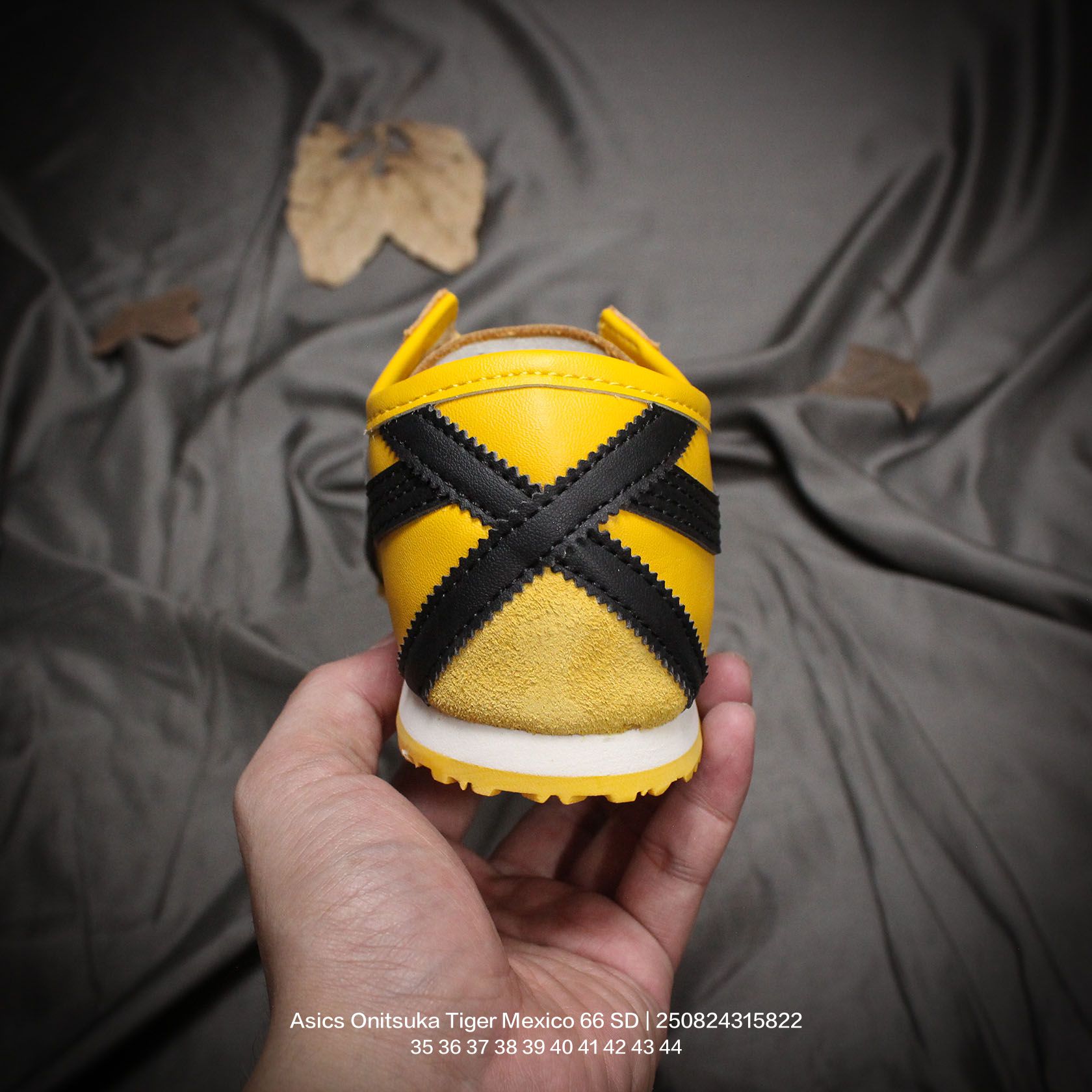 💰100
Asics/亚瑟士 原楦原纸版开发版型,采用棉麻编织帆布鞋面材质,内嵌OrthoLite(欧索莱)透气吸汗鞋垫贴,搭载定型中底纸板及钢印效果,外置环保切片组合轻质MD发泡防滑橡胶外底❗️日产经典老牌-鬼塚虎/Onitsuka Tiger Mexico 66 SD Paraty 墨西哥·帕拉蒂系列复古经典百搭一脚蹬松紧带休闲帆布慢跑鞋
类型:男女鞋
码数:35 36 37 38 39 40 41 42 43 44
编码:250824315.822