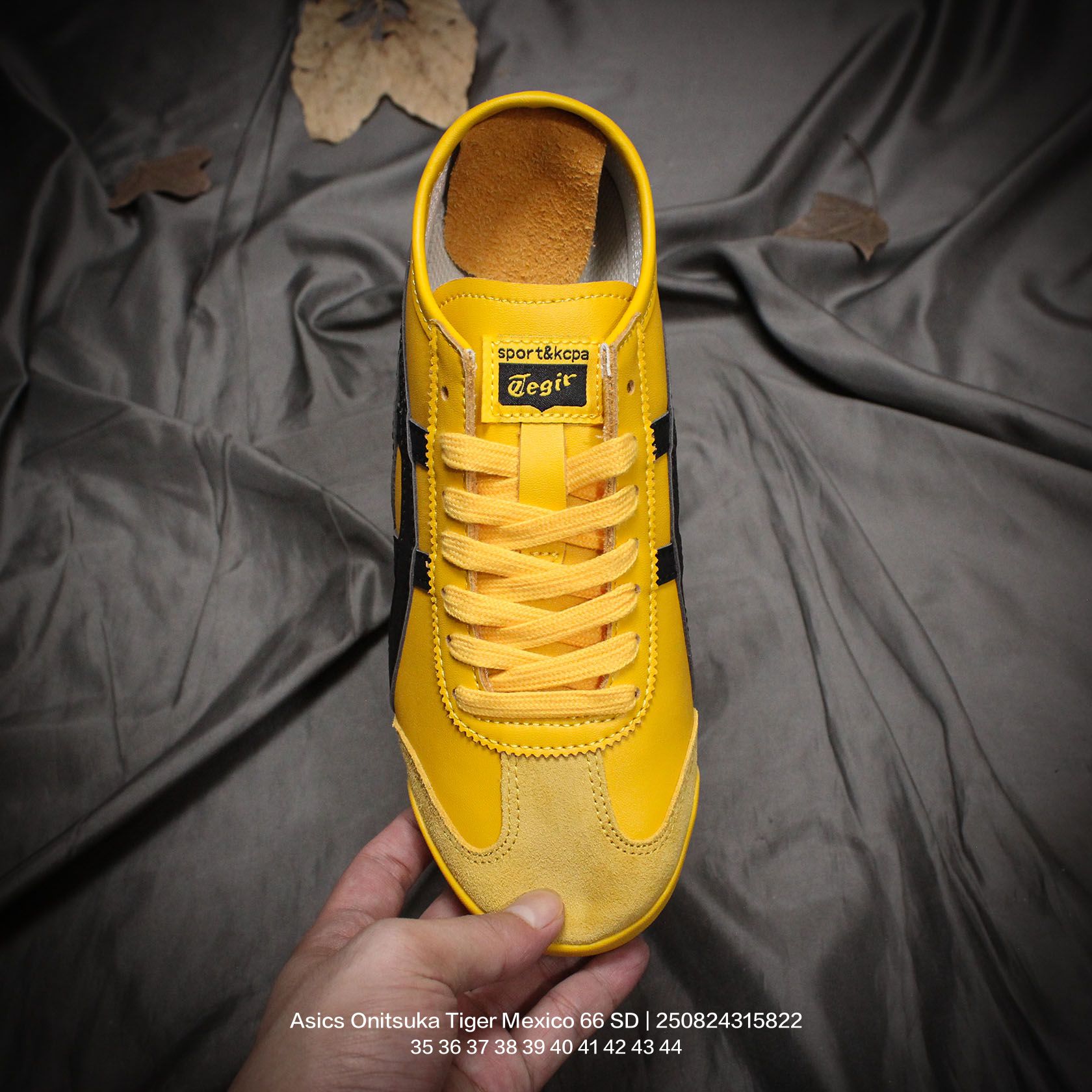 💰100
Asics/亚瑟士 原楦原纸版开发版型,采用棉麻编织帆布鞋面材质,内嵌OrthoLite(欧索莱)透气吸汗鞋垫贴,搭载定型中底纸板及钢印效果,外置环保切片组合轻质MD发泡防滑橡胶外底❗️日产经典老牌-鬼塚虎/Onitsuka Tiger Mexico 66 SD Paraty 墨西哥·帕拉蒂系列复古经典百搭一脚蹬松紧带休闲帆布慢跑鞋
类型:男女鞋
码数:35 36 37 38 39 40 41 42 43 44
编码:250824315.822