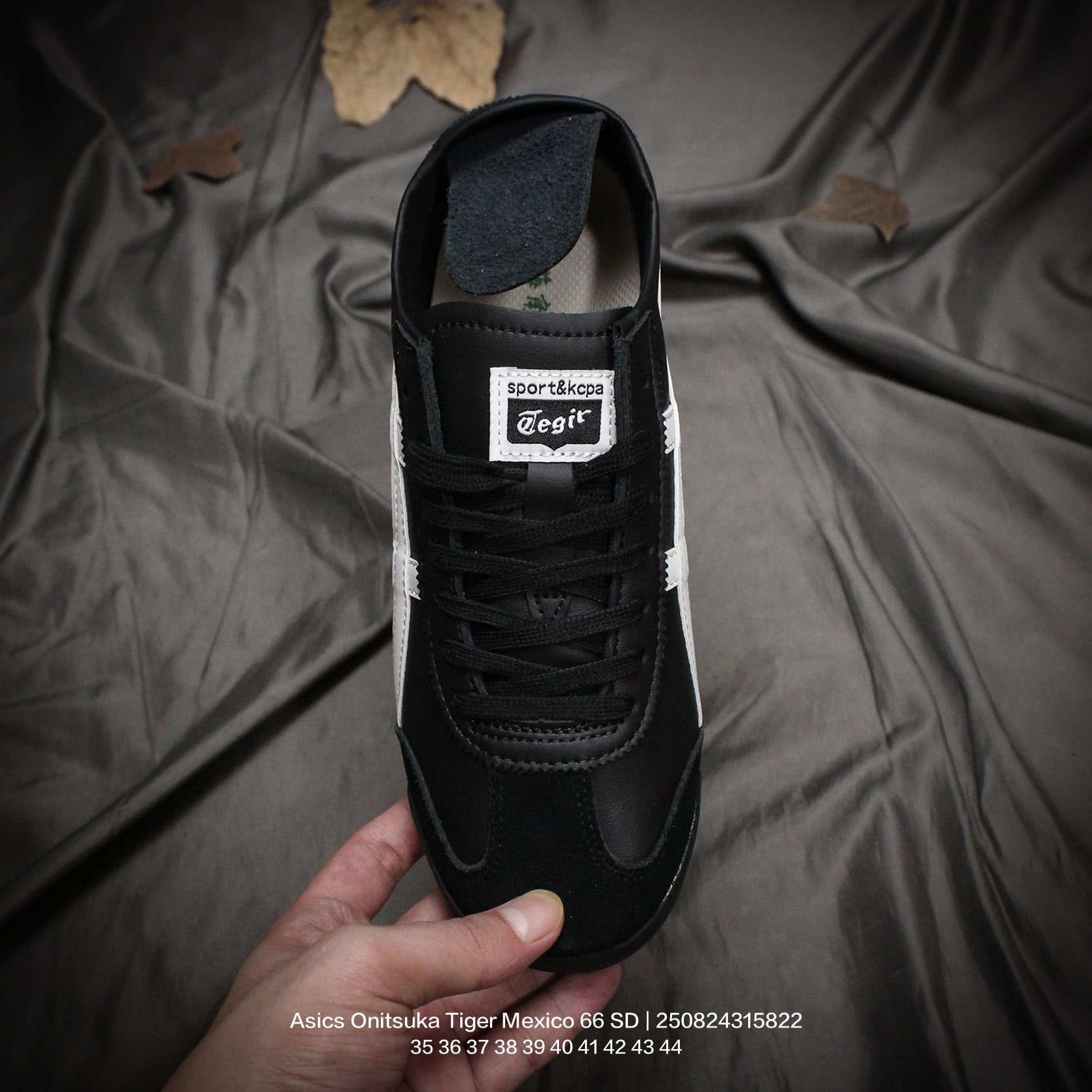 💰100
Asics/亚瑟士 原楦原纸版开发版型,采用棉麻编织帆布鞋面材质,内嵌OrthoLite(欧索莱)透气吸汗鞋垫贴,搭载定型中底纸板及钢印效果,外置环保切片组合轻质MD发泡防滑橡胶外底❗️日产经典老牌-鬼塚虎/Onitsuka Tiger Mexico 66 SD Paraty 墨西哥·帕拉蒂系列复古经典百搭一脚蹬松紧带休闲帆布慢跑鞋
类型:男女鞋
码数:35 36 37 38 39 40 41 42 43 44
编码:250824315.822