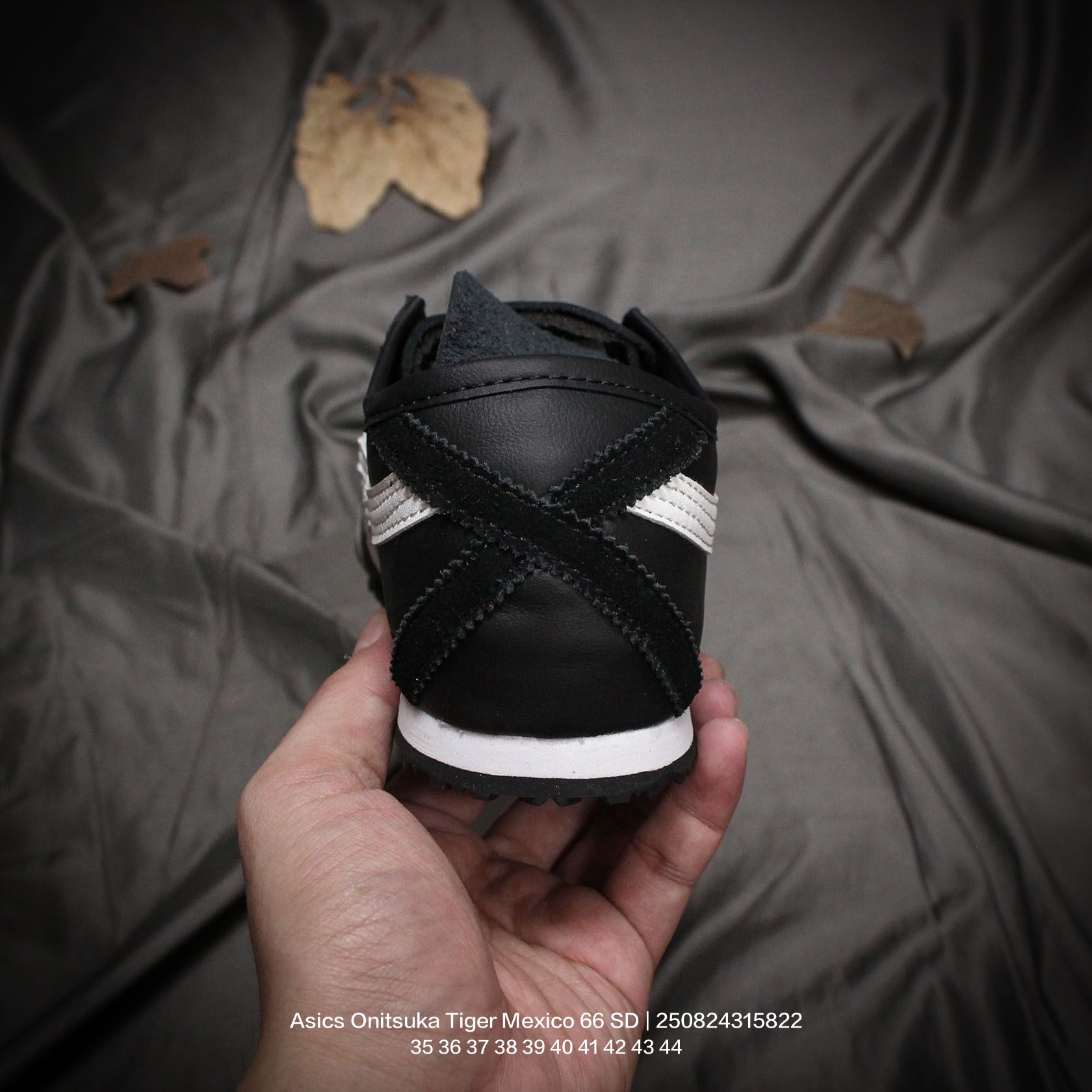 💰100
Asics/亚瑟士 原楦原纸版开发版型,采用棉麻编织帆布鞋面材质,内嵌OrthoLite(欧索莱)透气吸汗鞋垫贴,搭载定型中底纸板及钢印效果,外置环保切片组合轻质MD发泡防滑橡胶外底❗️日产经典老牌-鬼塚虎/Onitsuka Tiger Mexico 66 SD Paraty 墨西哥·帕拉蒂系列复古经典百搭一脚蹬松紧带休闲帆布慢跑鞋
类型:男女鞋
码数:35 36 37 38 39 40 41 42 43 44
编码:250824315.822