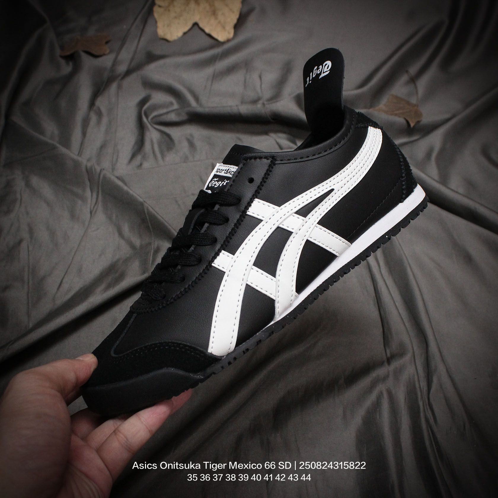 💰100
Asics/亚瑟士 原楦原纸版开发版型,采用棉麻编织帆布鞋面材质,内嵌OrthoLite(欧索莱)透气吸汗鞋垫贴,搭载定型中底纸板及钢印效果,外置环保切片组合轻质MD发泡防滑橡胶外底❗️日产经典老牌-鬼塚虎/Onitsuka Tiger Mexico 66 SD Paraty 墨西哥·帕拉蒂系列复古经典百搭一脚蹬松紧带休闲帆布慢跑鞋
类型:男女鞋
码数:35 36 37 38 39 40 41 42 43 44
编码:250824315.822