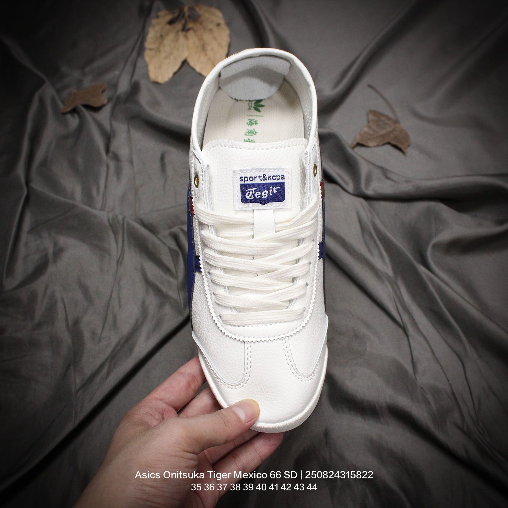 💰100
Asics/亚瑟士 原楦原纸版开发版型,采用棉麻编织帆布鞋面材质,内嵌OrthoLite(欧索莱)透气吸汗鞋垫贴,搭载定型中底纸板及钢印效果,外置环保切片组合轻质MD发泡防滑橡胶外底❗️日产经典老牌-鬼塚虎/Onitsuka Tiger Mexico 66 SD Paraty 墨西哥·帕拉蒂系列复古经典百搭一脚蹬松紧带休闲帆布慢跑鞋
类型:男女鞋
码数:35 36 37 38 39 40 41 42 43 44
编码:250824315.822