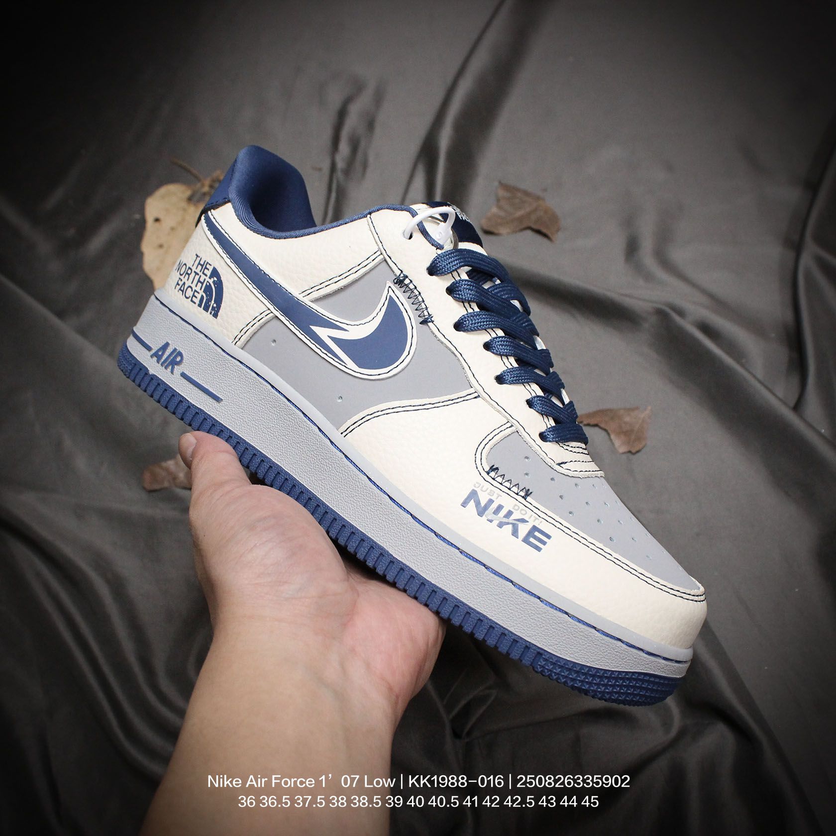 💰120
Nike/耐克 男女鞋真标半码制，原楦原纸版数据开发版型，采用荔枝纹牛剖革鞋面材质，内置全掌Air Sole气垫❗创意定制联名，著名户外品牌·北面/The North Face x Nike Air Force 1’07 Low"TNF"空军一号经典低帮百搭休闲运动板鞋“联名米白泥灰藏蓝印标 KK1988-016

类型：男女鞋
码数：36 36.5 37.5 38 38.5 39 40 40.5 41 42 42.5 43 44 45
编码：250826335.902