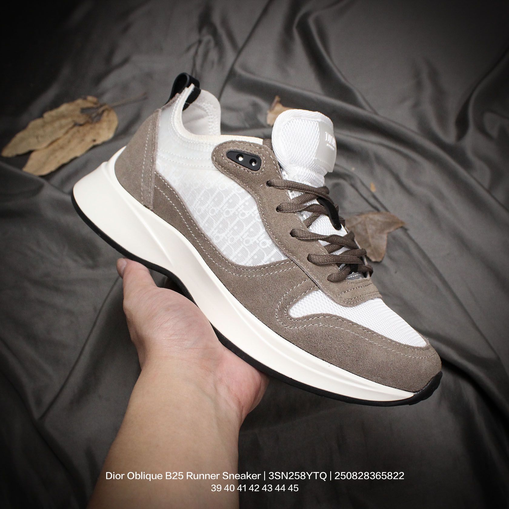 💰150
Dior/迪奥 男鞋采用翻毛皮组合3D喷涂尼龙网织科技鞋面材质,内嵌吸汗网布贴合PU高弹发泡增高鞋垫,外置TR光泽耐韧隔色橡胶鞋底❗️法国高奢时装品牌·迪奥/Dior Oblique B25 Runner Sneaker老爹风系带低帮透气休闲运动慢跑鞋 3SN258YTQ
类型:男鞋
码数:39 40 41 42 43 44 45
编码:250828365.822