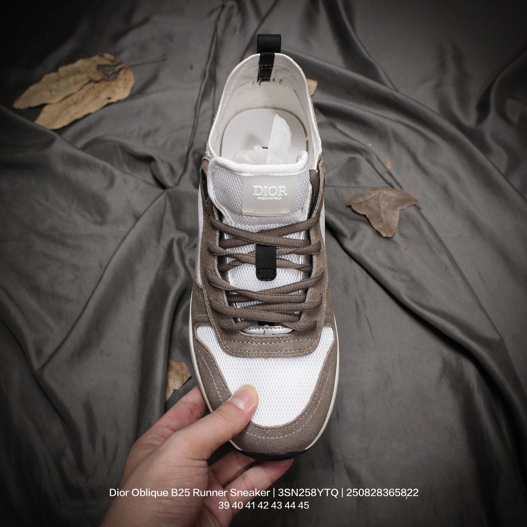 💰150
Dior/迪奥 男鞋采用翻毛皮组合3D喷涂尼龙网织科技鞋面材质,内嵌吸汗网布贴合PU高弹发泡增高鞋垫,外置TR光泽耐韧隔色橡胶鞋底❗️法国高奢时装品牌·迪奥/Dior Oblique B25 Runner Sneaker老爹风系带低帮透气休闲运动慢跑鞋 3SN258YTQ
类型:男鞋
码数:39 40 41 42 43 44 45
编码:250828365.822