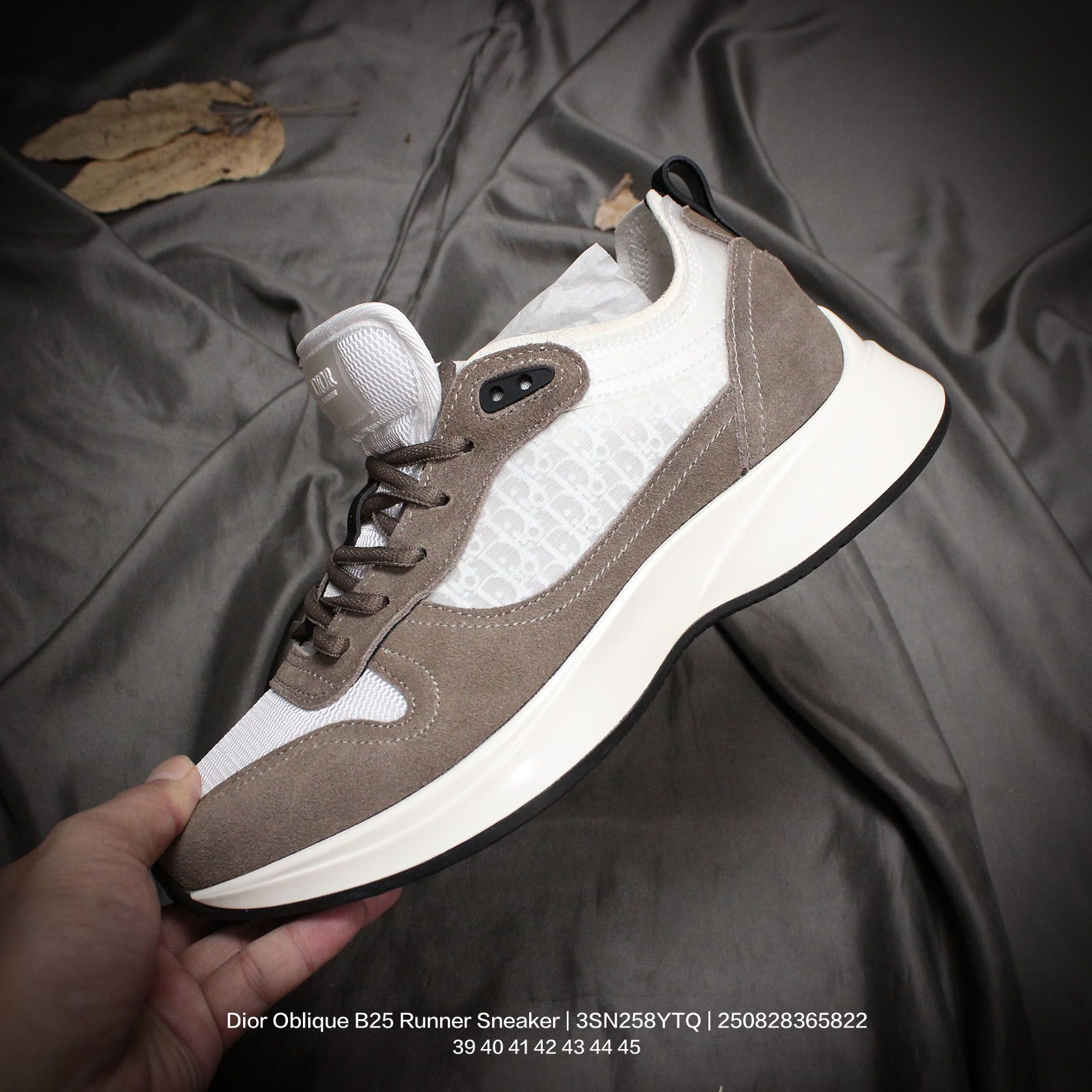 💰150
Dior/迪奥 男鞋采用翻毛皮组合3D喷涂尼龙网织科技鞋面材质,内嵌吸汗网布贴合PU高弹发泡增高鞋垫,外置TR光泽耐韧隔色橡胶鞋底❗️法国高奢时装品牌·迪奥/Dior Oblique B25 Runner Sneaker老爹风系带低帮透气休闲运动慢跑鞋 3SN258YTQ
类型:男鞋
码数:39 40 41 42 43 44 45
编码:250828365.822