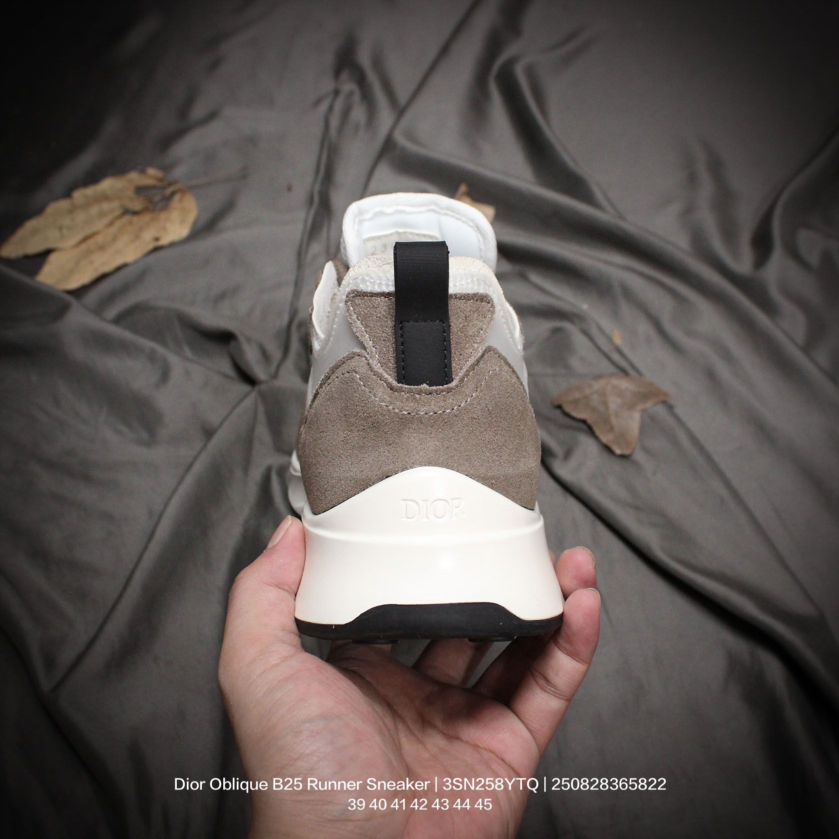 💰150
Dior/迪奥 男鞋采用翻毛皮组合3D喷涂尼龙网织科技鞋面材质,内嵌吸汗网布贴合PU高弹发泡增高鞋垫,外置TR光泽耐韧隔色橡胶鞋底❗️法国高奢时装品牌·迪奥/Dior Oblique B25 Runner Sneaker老爹风系带低帮透气休闲运动慢跑鞋 3SN258YTQ
类型:男鞋
码数:39 40 41 42 43 44 45
编码:250828365.822