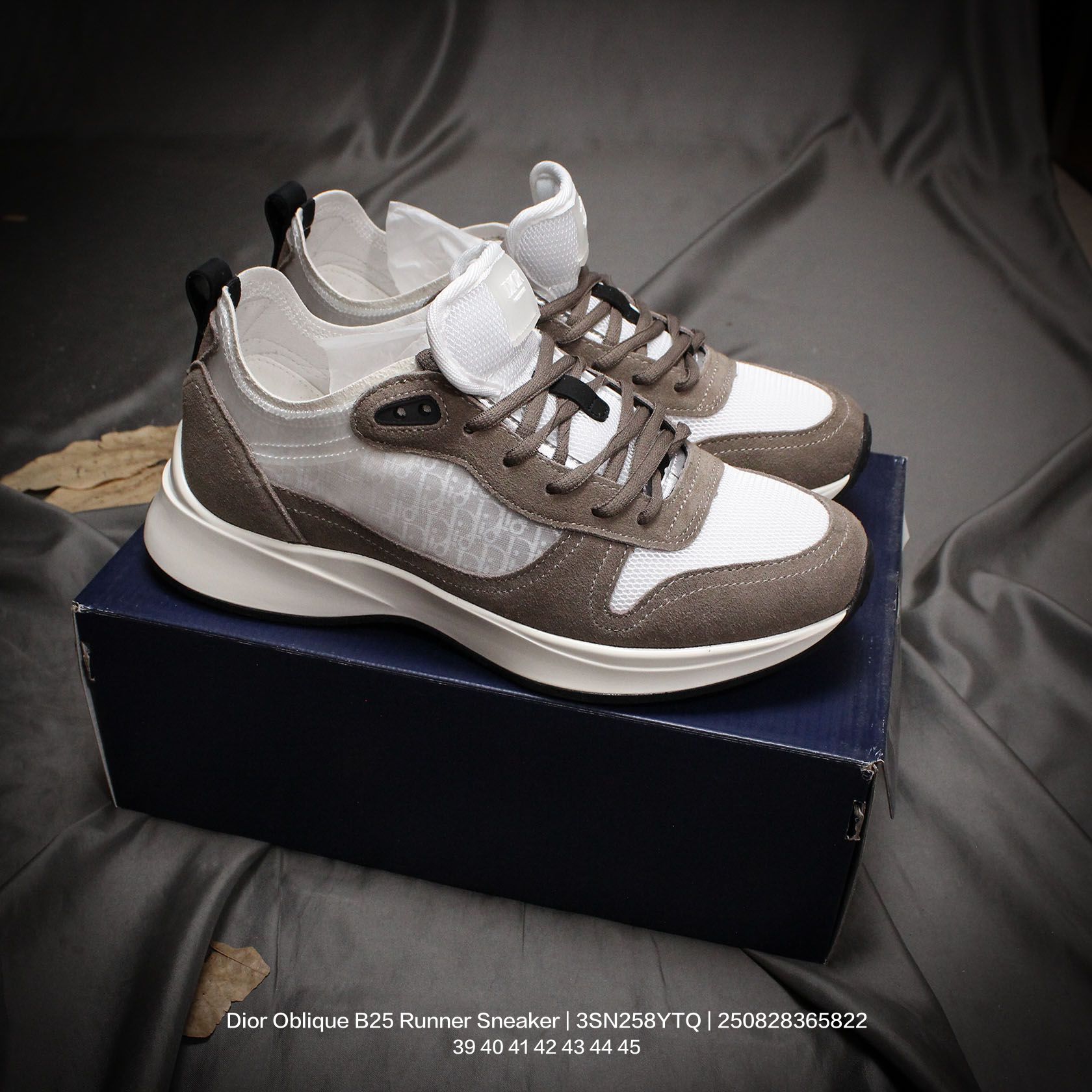 🈴💰150
Dior/迪奥 男鞋采用翻毛皮组合3D喷涂尼龙网织科技鞋面材质,内嵌吸汗网布贴合PU高弹发泡增高鞋垫,外置TR光泽耐韧隔色橡胶鞋底❗️法国高奢时装品牌·迪奥/Dior Oblique B25 Runner Sneaker老爹风系带低帮透气休闲运动慢跑鞋 3SN258YTQ
类型:男鞋
码数:39 40 41 42 43 44 45
编码:250828365.822