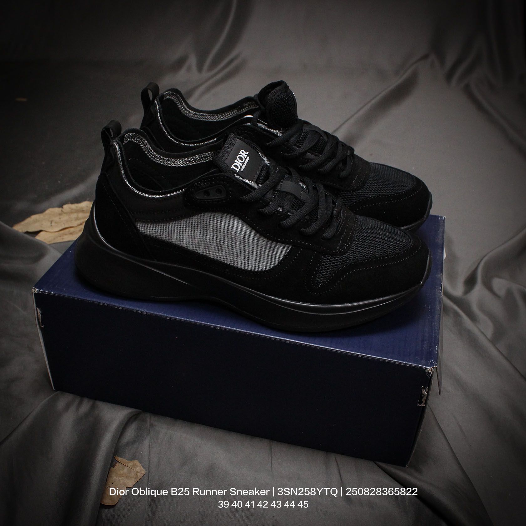 🈴💰150
Dior/迪奥 男鞋采用翻毛皮组合3D喷涂尼龙网织科技鞋面材质,内嵌吸汗网布贴合PU高弹发泡增高鞋垫,外置TR光泽耐韧隔色橡胶鞋底❗️法国高奢时装品牌·迪奥/Dior Oblique B25 Runner Sneaker老爹风系带低帮透气休闲运动慢跑鞋 3SN258YTQ
类型:男鞋
码数:39 40 41 42 43 44 45
编码:250828365.822