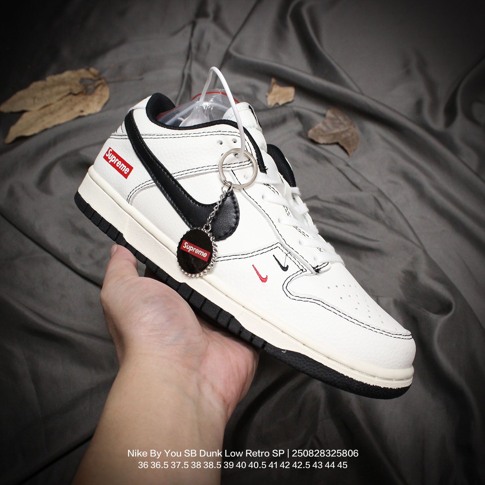 💰110
Nike/耐克 男女鞋真标半码制，全新更新数据窄楦翘头版型，采用荔枝纹牛剖革组合猪巴革鞋面材质，缜密拉帮中底布，鞋垫嵌EVA缓震物料及背胶，全新窄版翘头耐磨橡胶大底❗️创意定制联名配色,经典美系街头品牌-至高无上Supreme x Nike By You SB Dunk Low Retro SP扣篮系列低帮休闲运动滑板板鞋“ 

类型：男女鞋
码数：36 36.5 37.5 38 38.5 39 40 40.5 41 42 42.5 43 44 45
编码：250828325.806