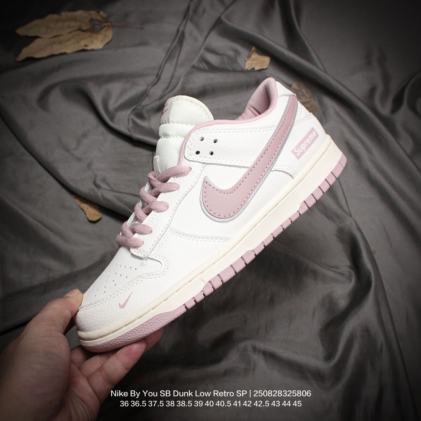 💰110
Nike/耐克 男女鞋真标半码制，全新更新数据窄楦翘头版型，采用荔枝纹牛剖革组合猪巴革鞋面材质，缜密拉帮中底布，鞋垫嵌EVA缓震物料及背胶，全新窄版翘头耐磨橡胶大底❗️创意定制联名配色,经典美系街头品牌-至高无上Supreme x Nike By You SB Dunk Low Retro SP扣篮系列低帮休闲运动滑板板鞋“ 

类型：男女鞋
码数：36 36.5 37.5 38 38.5 39 40 40.5 41 42 42.5 43 44 45
编码：250828325.806