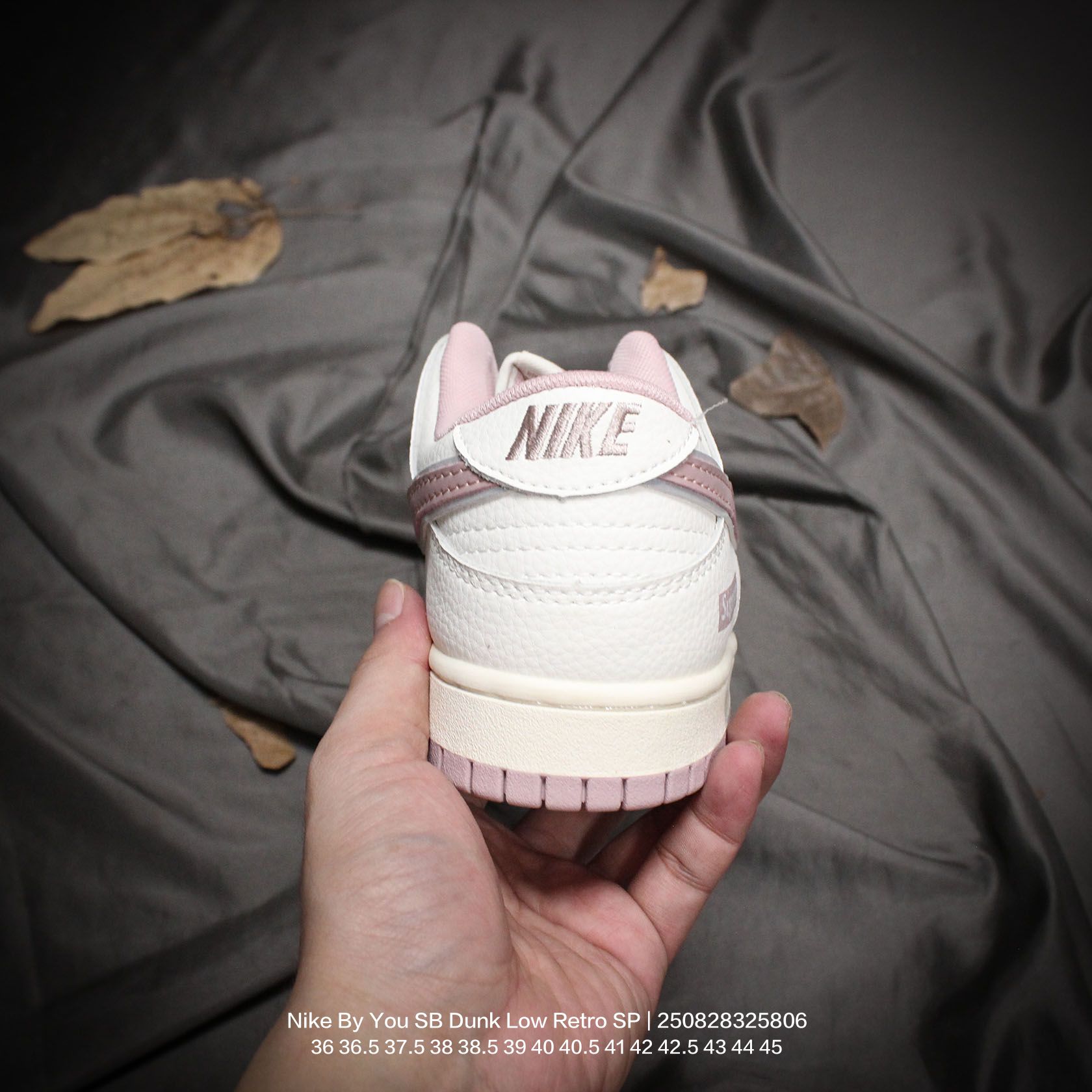 💰110
Nike/耐克 男女鞋真标半码制，全新更新数据窄楦翘头版型，采用荔枝纹牛剖革组合猪巴革鞋面材质，缜密拉帮中底布，鞋垫嵌EVA缓震物料及背胶，全新窄版翘头耐磨橡胶大底❗️创意定制联名配色,经典美系街头品牌-至高无上Supreme x Nike By You SB Dunk Low Retro SP扣篮系列低帮休闲运动滑板板鞋“ 

类型：男女鞋
码数：36 36.5 37.5 38 38.5 39 40 40.5 41 42 42.5 43 44 45
编码：250828325.806