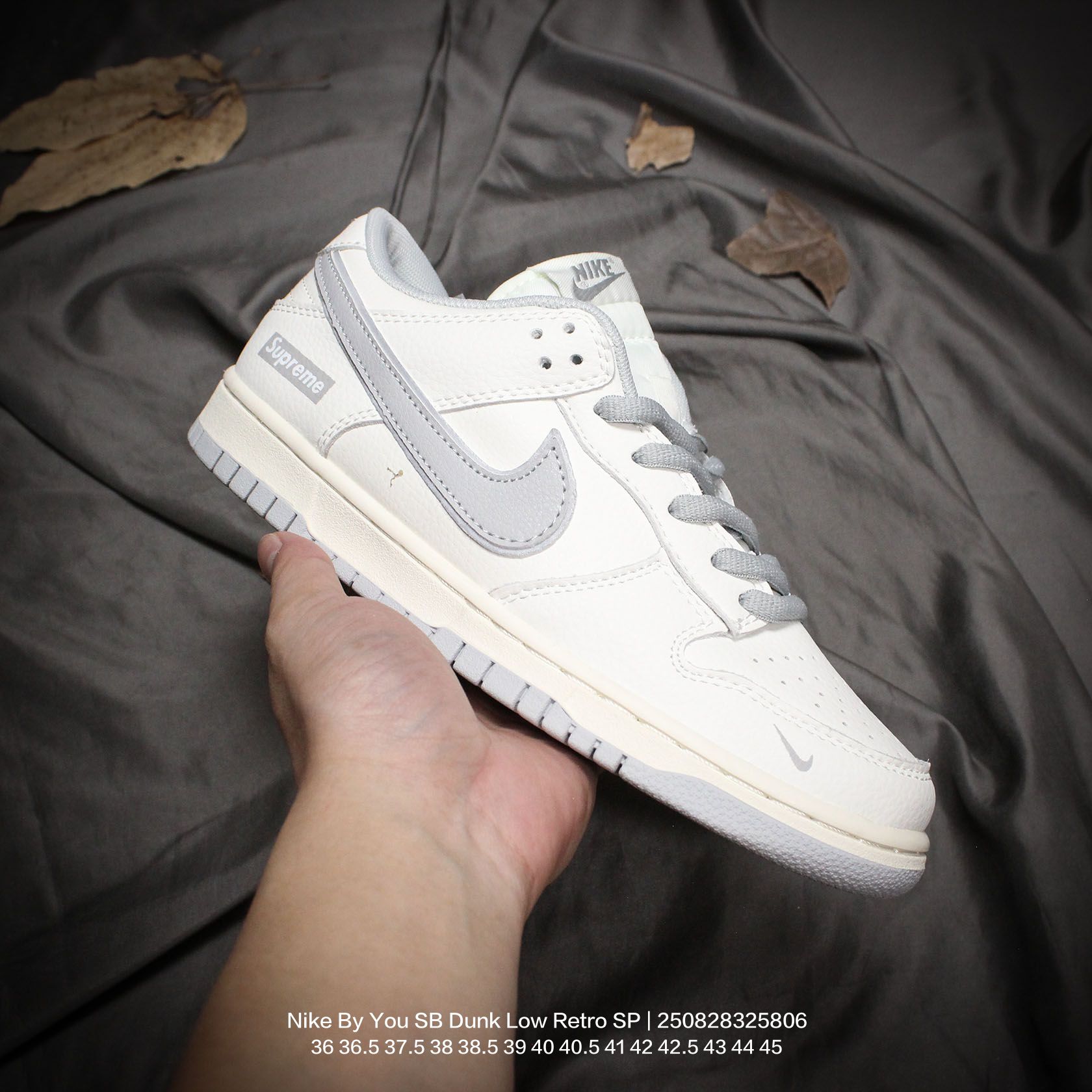 💰110
Nike/耐克 男女鞋真标半码制，全新更新数据窄楦翘头版型，采用荔枝纹牛剖革组合猪巴革鞋面材质，缜密拉帮中底布，鞋垫嵌EVA缓震物料及背胶，全新窄版翘头耐磨橡胶大底❗️创意定制联名配色,经典美系街头品牌-至高无上Supreme x Nike By You SB Dunk Low Retro SP扣篮系列低帮休闲运动滑板板鞋“ 

类型：男女鞋
码数：36 36.5 37.5 38 38.5 39 40 40.5 41 42 42.5 43 44 45
编码：250828325.806