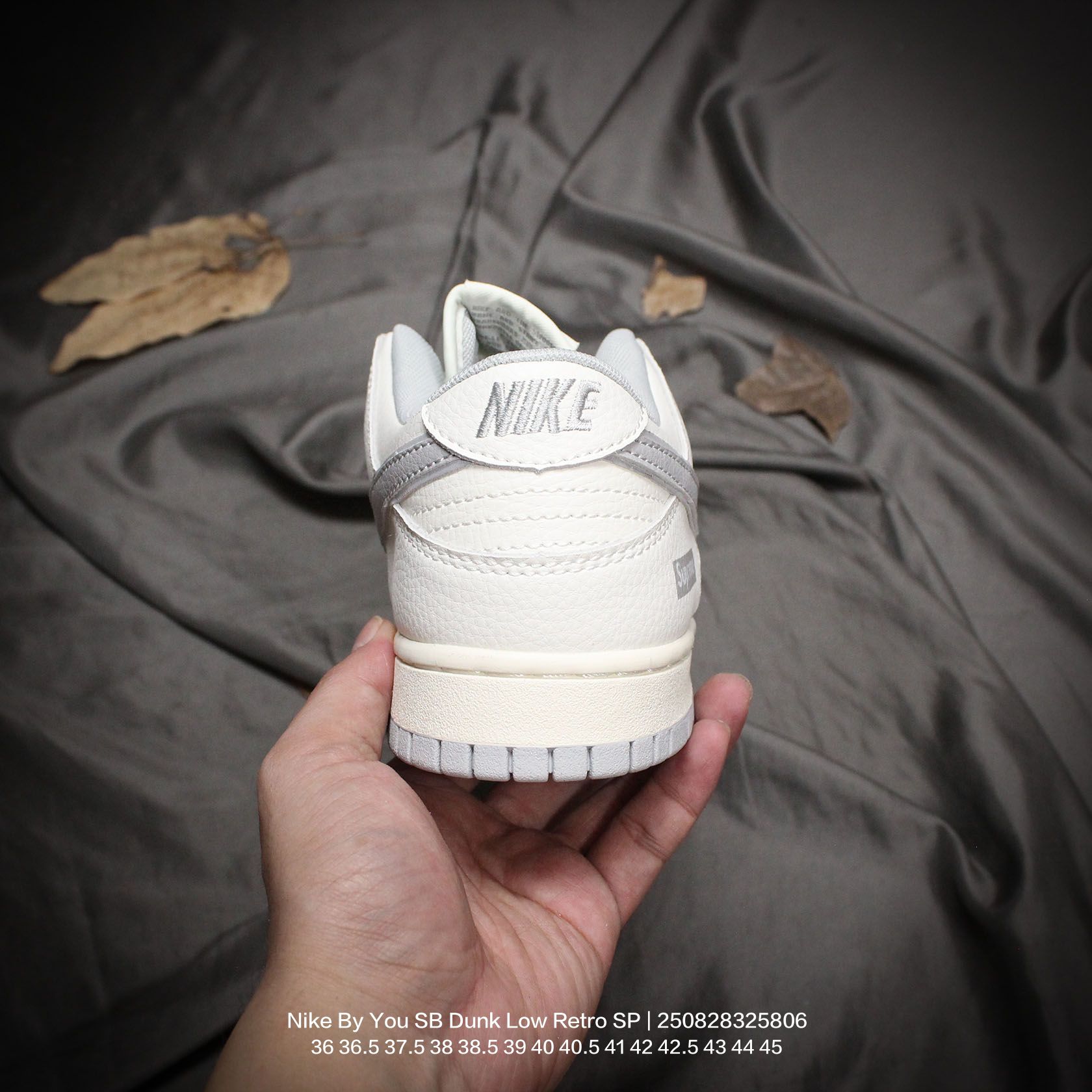 💰110
Nike/耐克 男女鞋真标半码制，全新更新数据窄楦翘头版型，采用荔枝纹牛剖革组合猪巴革鞋面材质，缜密拉帮中底布，鞋垫嵌EVA缓震物料及背胶，全新窄版翘头耐磨橡胶大底❗️创意定制联名配色,经典美系街头品牌-至高无上Supreme x Nike By You SB Dunk Low Retro SP扣篮系列低帮休闲运动滑板板鞋“ 

类型：男女鞋
码数：36 36.5 37.5 38 38.5 39 40 40.5 41 42 42.5 43 44 45
编码：250828325.806