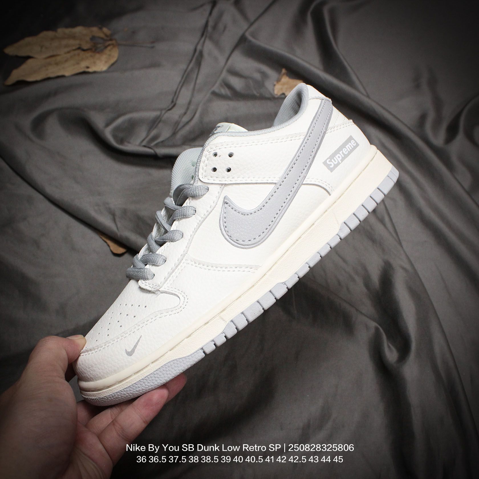 💰110
Nike/耐克 男女鞋真标半码制，全新更新数据窄楦翘头版型，采用荔枝纹牛剖革组合猪巴革鞋面材质，缜密拉帮中底布，鞋垫嵌EVA缓震物料及背胶，全新窄版翘头耐磨橡胶大底❗️创意定制联名配色,经典美系街头品牌-至高无上Supreme x Nike By You SB Dunk Low Retro SP扣篮系列低帮休闲运动滑板板鞋“ 

类型：男女鞋
码数：36 36.5 37.5 38 38.5 39 40 40.5 41 42 42.5 43 44 45
编码：250828325.806