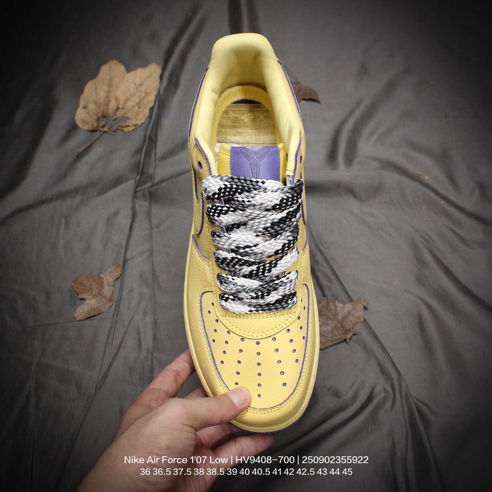 💰140
Nike/耐克 升级原楦原纸版数据开发版型，采用同源一致软质纳帕头层皮革鞋面材质，缜密中底拉帮工艺，内置真全掌Air Sole气垫，外置原数据开发橡胶隔色大底❗️ 科比Kobe x 耐克AF1」来了！NBA已逝超级巨星,科比·布莱恩特Kobe Bryant x Nike Air Force 1"07 Low"Black"空军一号系列经典低帮百搭休闲运动板鞋“ HV9408-700

类型：男女鞋
码数：36 36.5 37.5 38 38.5 39 40 40.5 41 42 42.5 43 44 45
编码：250902355.922