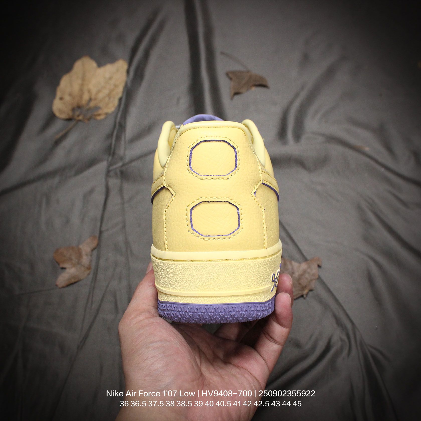 💰140
Nike/耐克 升级原楦原纸版数据开发版型，采用同源一致软质纳帕头层皮革鞋面材质，缜密中底拉帮工艺，内置真全掌Air Sole气垫，外置原数据开发橡胶隔色大底❗️ 科比Kobe x 耐克AF1」来了！NBA已逝超级巨星,科比·布莱恩特Kobe Bryant x Nike Air Force 1"07 Low"Black"空军一号系列经典低帮百搭休闲运动板鞋“ HV9408-700

类型：男女鞋
码数：36 36.5 37.5 38 38.5 39 40 40.5 41 42 42.5 43 44 45
编码：250902355.922