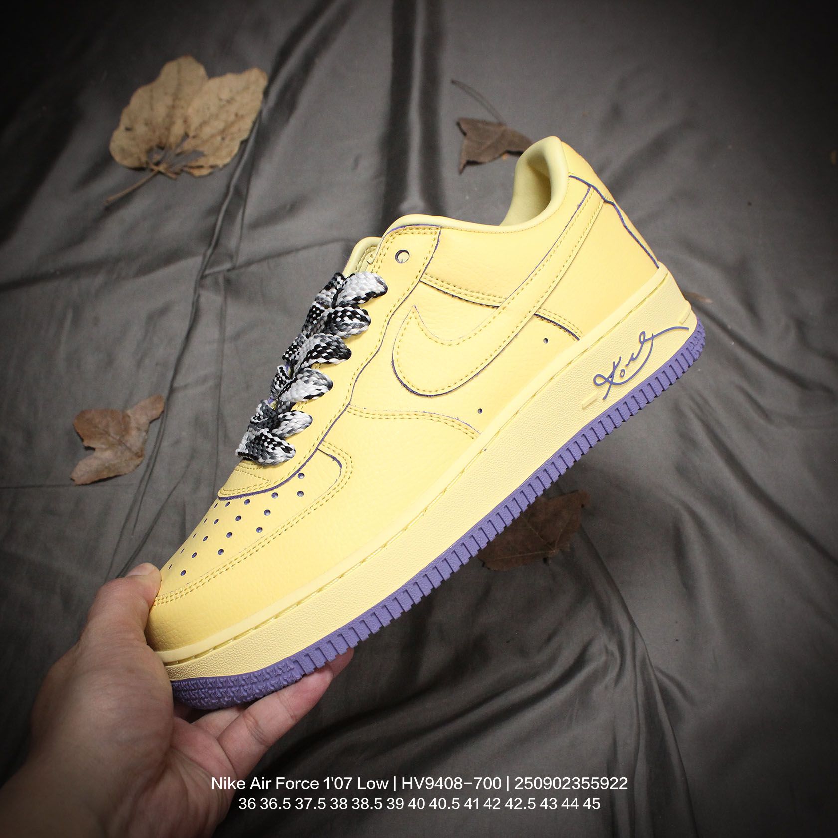 💰140
Nike/耐克 升级原楦原纸版数据开发版型，采用同源一致软质纳帕头层皮革鞋面材质，缜密中底拉帮工艺，内置真全掌Air Sole气垫，外置原数据开发橡胶隔色大底❗️ 科比Kobe x 耐克AF1」来了！NBA已逝超级巨星,科比·布莱恩特Kobe Bryant x Nike Air Force 1"07 Low"Black"空军一号系列经典低帮百搭休闲运动板鞋“ HV9408-700

类型：男女鞋
码数：36 36.5 37.5 38 38.5 39 40 40.5 41 42 42.5 43 44 45
编码：250902355.922