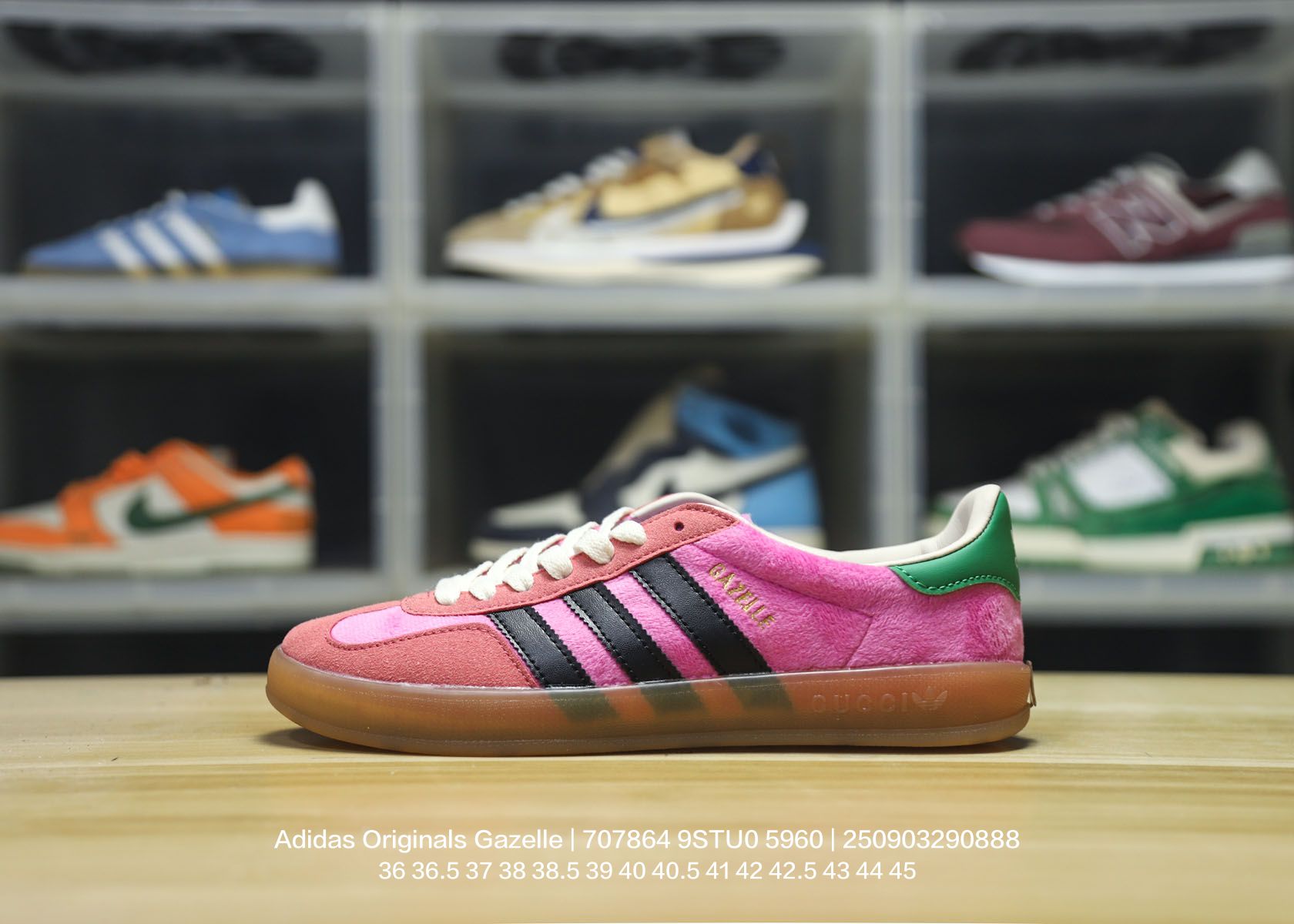 💰80
Adidas/阿迪达斯 男女鞋采用翻毛皮与天鹅绒布鞋面材质，皮革内里贴缓震PU乳胶脚垫，外置耐磨大底❗️ “复古运动”最新跨界联名，意大利奢侈品牌-古驰Gucci x 德国运动品牌阿迪达斯Adidas Originals Gazelle"Esquisite Gucci"羚羊系列低帮复古百搭休闲运动板鞋“绒布粉绿黑 707864 9STU0 5960

类型：男女鞋
码数：36 36.5 37 38 38.5 39 40 40.5 41 42 42.5 43 44 45
编码：250903290.888