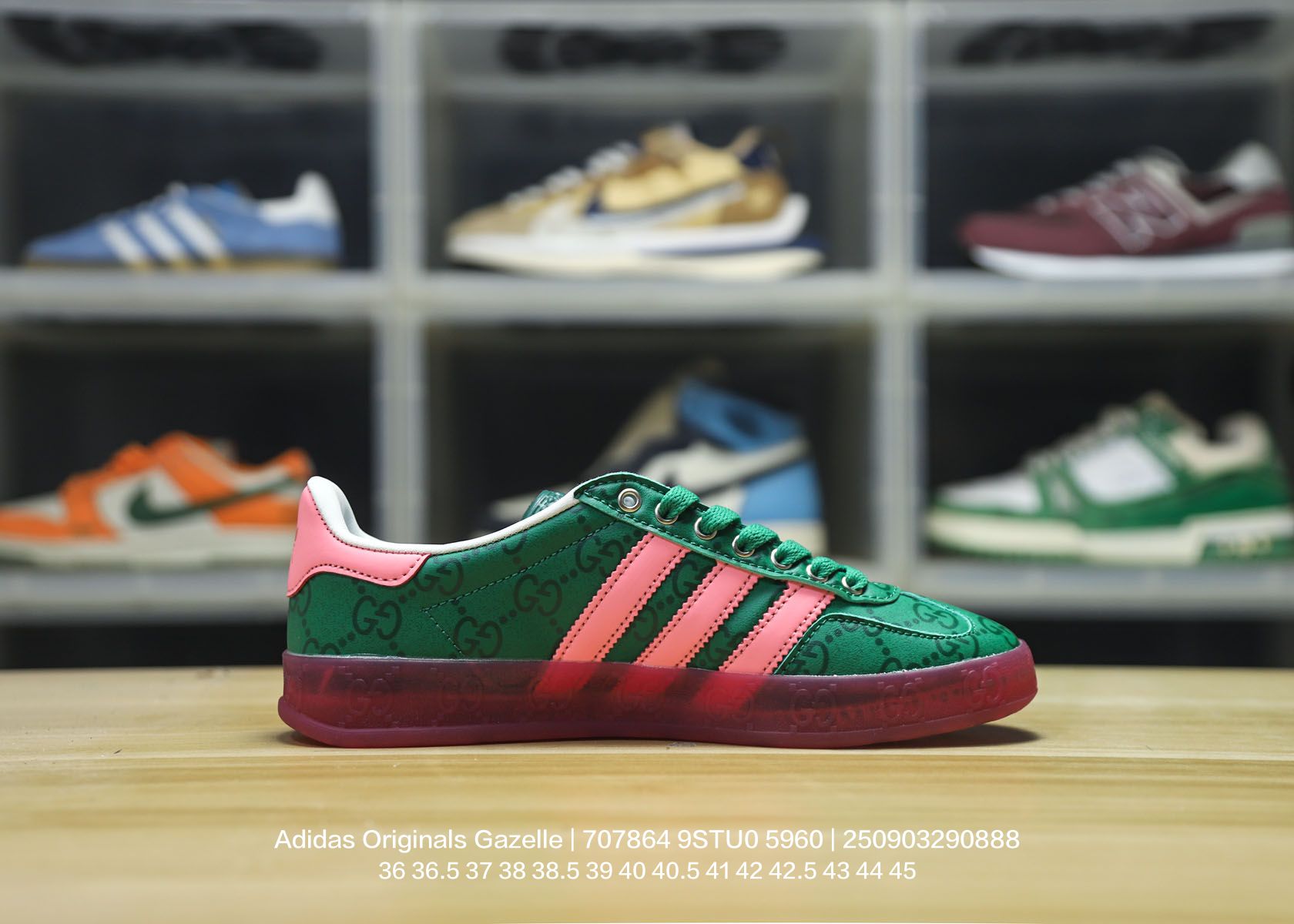 💰80
Adidas/阿迪达斯 男女鞋采用翻毛皮与天鹅绒布鞋面材质，皮革内里贴缓震PU乳胶脚垫，外置耐磨大底❗️ “复古运动”最新跨界联名，意大利奢侈品牌-古驰Gucci x 德国运动品牌阿迪达斯Adidas Originals Gazelle"Esquisite Gucci"羚羊系列低帮复古百搭休闲运动板鞋“绒布粉绿黑 707864 9STU0 5960

类型：男女鞋
码数：36 36.5 37 38 38.5 39 40 40.5 41 42 42.5 43 44 45
编码：250903290.888