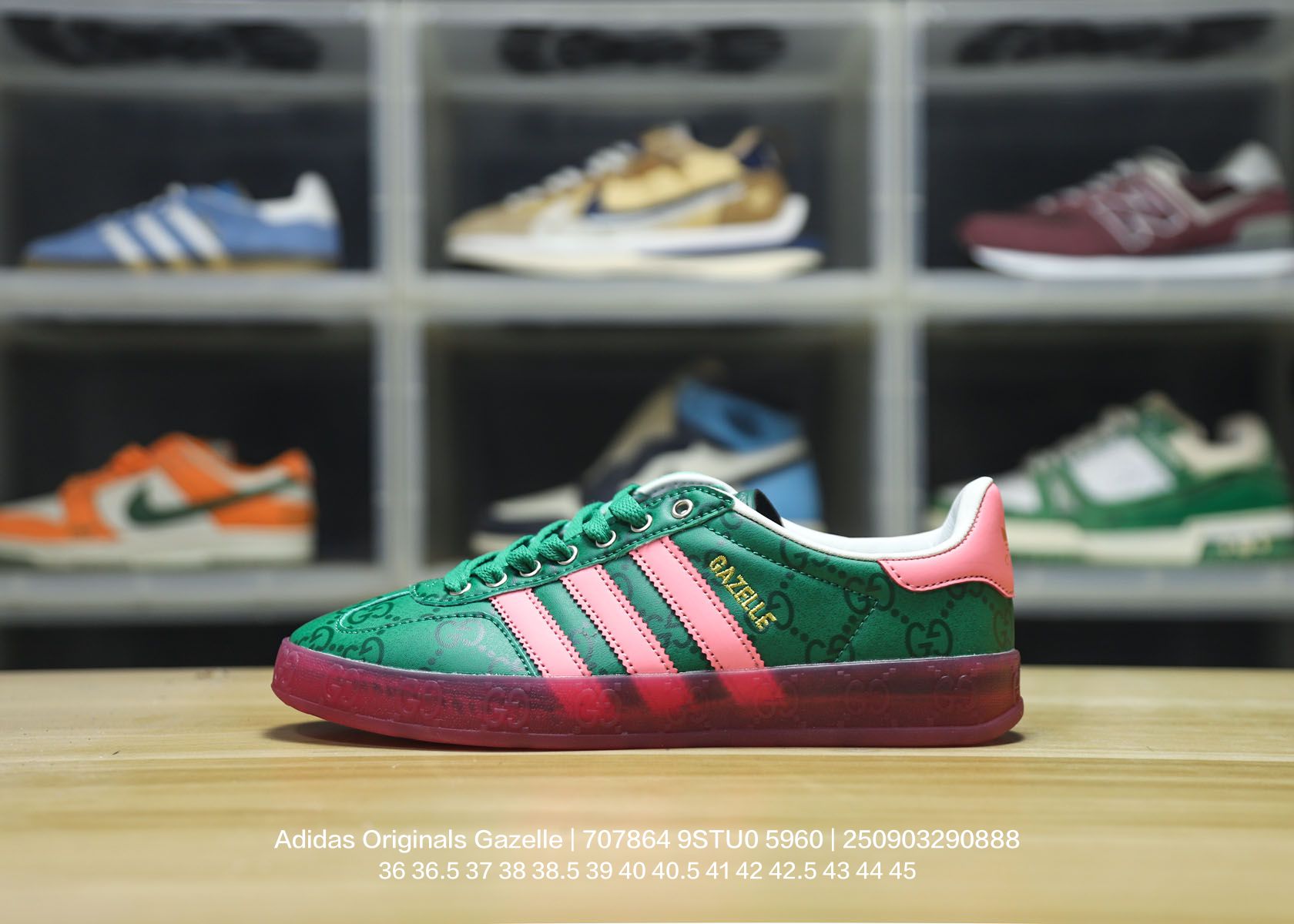 💰80
Adidas/阿迪达斯 男女鞋采用翻毛皮与天鹅绒布鞋面材质，皮革内里贴缓震PU乳胶脚垫，外置耐磨大底❗️ “复古运动”最新跨界联名，意大利奢侈品牌-古驰Gucci x 德国运动品牌阿迪达斯Adidas Originals Gazelle"Esquisite Gucci"羚羊系列低帮复古百搭休闲运动板鞋“绒布粉绿黑 707864 9STU0 5960

类型：男女鞋
码数：36 36.5 37 38 38.5 39 40 40.5 41 42 42.5 43 44 45
编码：250903290.888