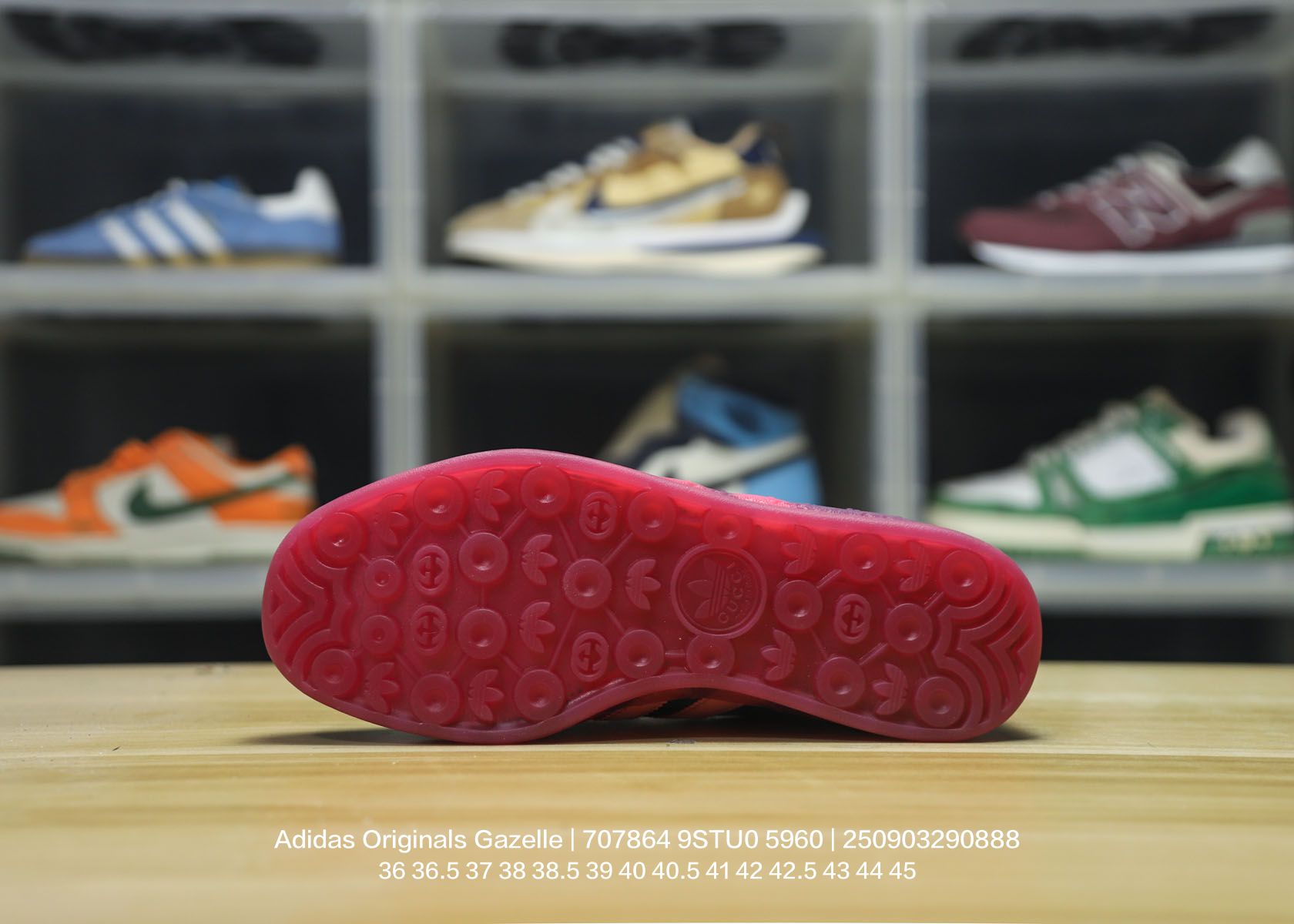 💰80
Adidas/阿迪达斯 男女鞋采用翻毛皮与天鹅绒布鞋面材质，皮革内里贴缓震PU乳胶脚垫，外置耐磨大底❗️ “复古运动”最新跨界联名，意大利奢侈品牌-古驰Gucci x 德国运动品牌阿迪达斯Adidas Originals Gazelle"Esquisite Gucci"羚羊系列低帮复古百搭休闲运动板鞋“绒布粉绿黑 707864 9STU0 5960

类型：男女鞋
码数：36 36.5 37 38 38.5 39 40 40.5 41 42 42.5 43 44 45
编码：250903290.888