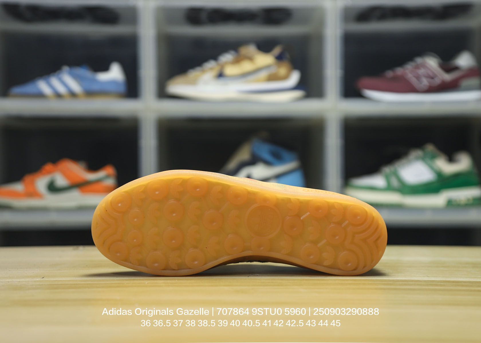 💰80
Adidas/阿迪达斯 男女鞋采用翻毛皮与天鹅绒布鞋面材质，皮革内里贴缓震PU乳胶脚垫，外置耐磨大底❗️ “复古运动”最新跨界联名，意大利奢侈品牌-古驰Gucci x 德国运动品牌阿迪达斯Adidas Originals Gazelle"Esquisite Gucci"羚羊系列低帮复古百搭休闲运动板鞋“绒布粉绿黑 707864 9STU0 5960

类型：男女鞋
码数：36 36.5 37 38 38.5 39 40 40.5 41 42 42.5 43 44 45
编码：250903290.888