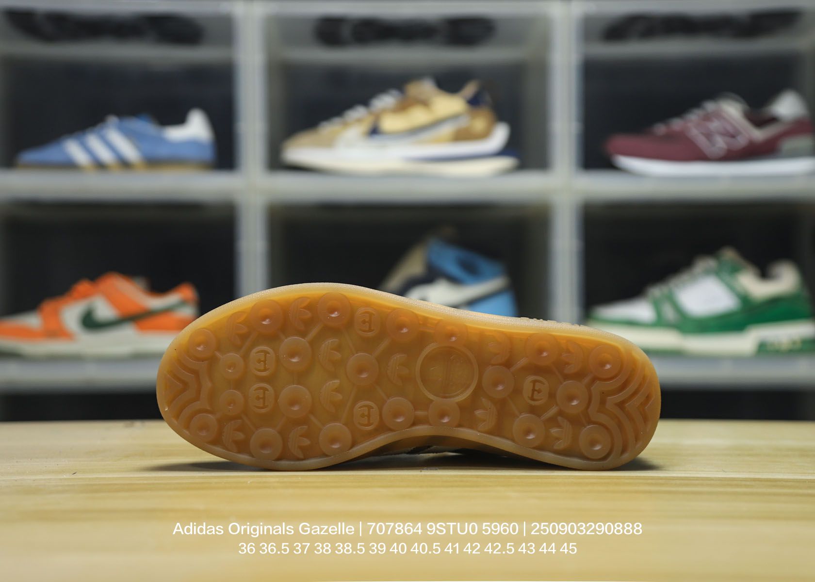 💰80
Adidas/阿迪达斯 男女鞋采用翻毛皮与天鹅绒布鞋面材质，皮革内里贴缓震PU乳胶脚垫，外置耐磨大底❗️ “复古运动”最新跨界联名，意大利奢侈品牌-古驰Gucci x 德国运动品牌阿迪达斯Adidas Originals Gazelle"Esquisite Gucci"羚羊系列低帮复古百搭休闲运动板鞋“绒布粉绿黑 707864 9STU0 5960

类型：男女鞋
码数：36 36.5 37 38 38.5 39 40 40.5 41 42 42.5 43 44 45
编码：250903290.888