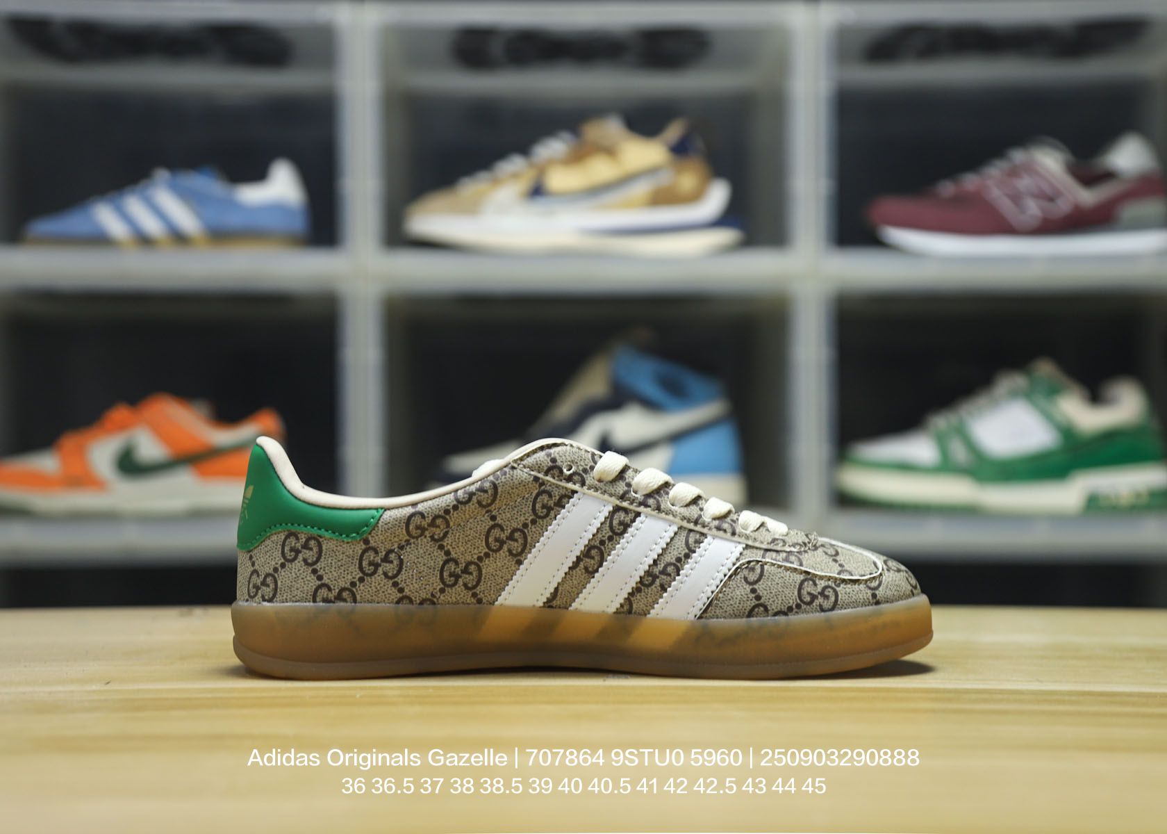 💰80
Adidas/阿迪达斯 男女鞋采用翻毛皮与天鹅绒布鞋面材质，皮革内里贴缓震PU乳胶脚垫，外置耐磨大底❗️ “复古运动”最新跨界联名，意大利奢侈品牌-古驰Gucci x 德国运动品牌阿迪达斯Adidas Originals Gazelle"Esquisite Gucci"羚羊系列低帮复古百搭休闲运动板鞋“绒布粉绿黑 707864 9STU0 5960

类型：男女鞋
码数：36 36.5 37 38 38.5 39 40 40.5 41 42 42.5 43 44 45
编码：250903290.888