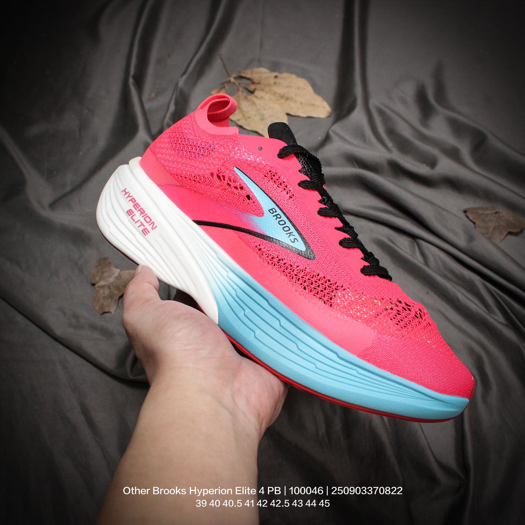 💰155
原楦纸版开发,采用针织网织鞋面材质,搭载DNA LOFT V2密度泡棉缓震系统中底,外置防滑耐磨橡胶底片❗回归个性化跑姿!全球四大跑鞋品牌之一,布鲁克斯Brooks Hyperion Elite 4 PB 龙卷风4代系列低帮透气缓震支撑休闲运动慢跑鞋 100046
类型:男鞋
码数:39 40 40.5 41 42 42.5 43 44 45
编码:250903370.822