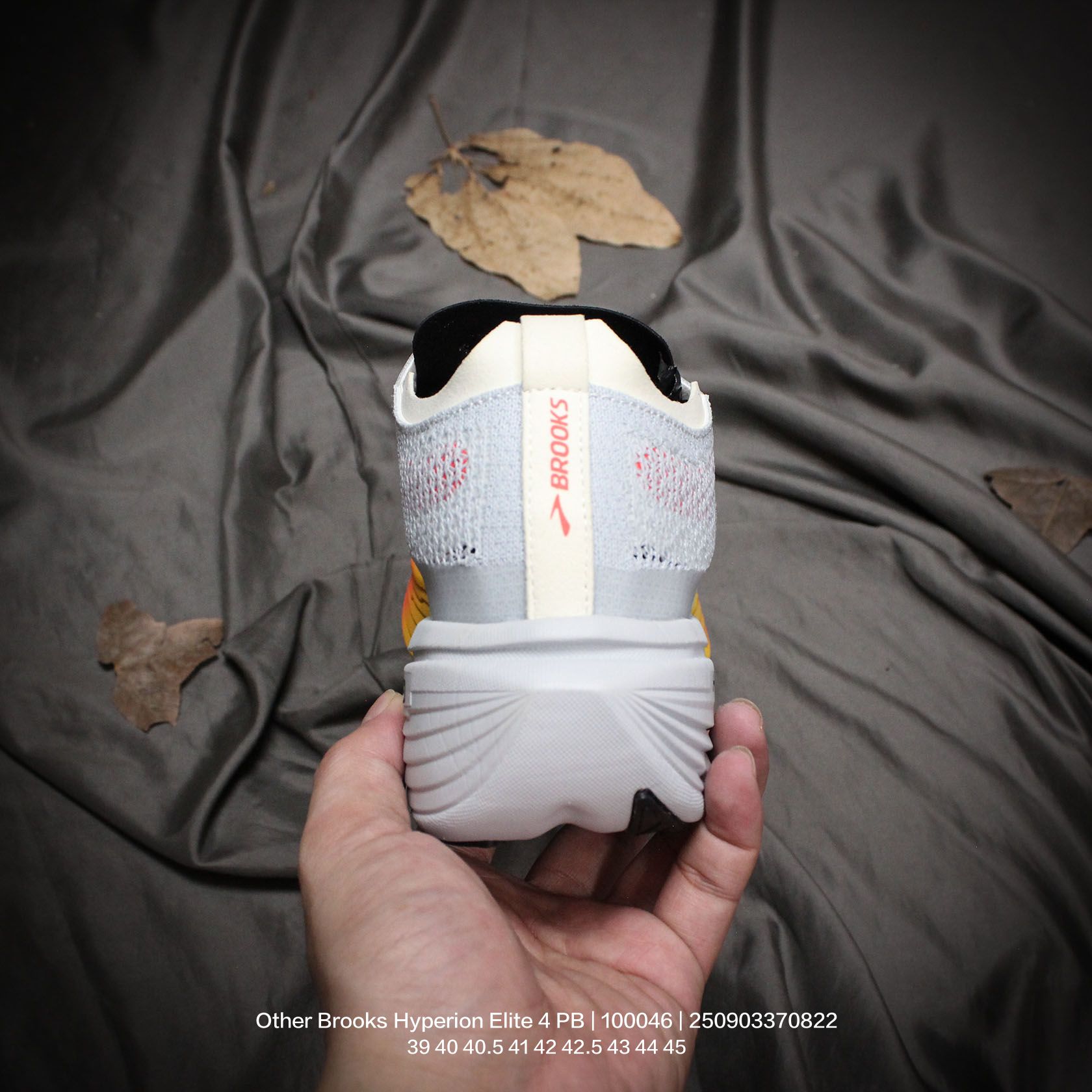 💰155
原楦纸版开发,采用针织网织鞋面材质,搭载DNA LOFT V2密度泡棉缓震系统中底,外置防滑耐磨橡胶底片❗回归个性化跑姿!全球四大跑鞋品牌之一,布鲁克斯Brooks Hyperion Elite 4 PB 龙卷风4代系列低帮透气缓震支撑休闲运动慢跑鞋 100046
类型:男鞋
码数:39 40 40.5 41 42 42.5 43 44 45
编码:250903370.822