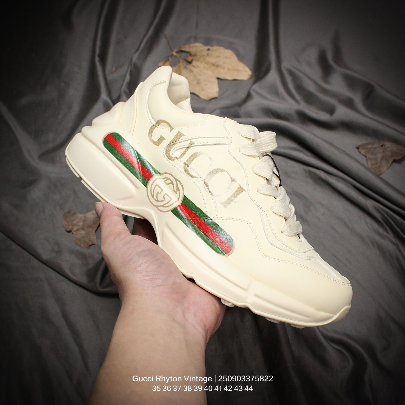 💰160
GUCCI/古驰  男女鞋广东原产，采用进口意大利超软小牛皮鞋面材质，同源一致真丝绸防尘鞋套袋，原装雪梨形超软沙绒纸团，原比值数据开发高弹PU材质中底+双层TPR无缝隙串色技术组合大底 意大利时装奢饰品牌·古驰Gucci Rhyton Vintage"Tigger"皮革角状复古老爹休闲运动慢跑鞋 

类型：男女鞋
码数：35 36 37 38 39 40 41 42 43 44
编码：250903375.822