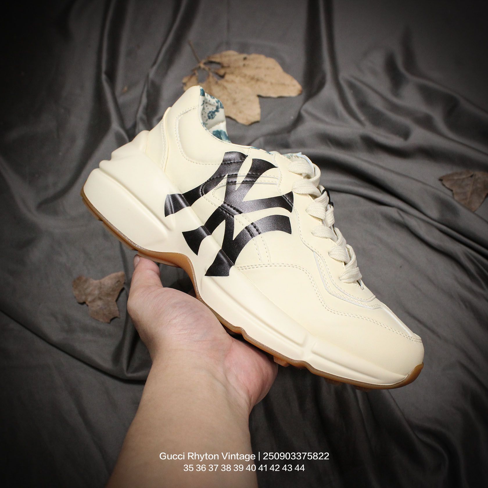 💰160
GUCCI/古驰  男女鞋广东原产，采用进口意大利超软小牛皮鞋面材质，同源一致真丝绸防尘鞋套袋，原装雪梨形超软沙绒纸团，原比值数据开发高弹PU材质中底+双层TPR无缝隙串色技术组合大底 意大利时装奢饰品牌·古驰Gucci Rhyton Vintage"Tigger"皮革角状复古老爹休闲运动慢跑鞋 

类型：男女鞋
码数：35 36 37 38 39 40 41 42 43 44
编码：250903375.822